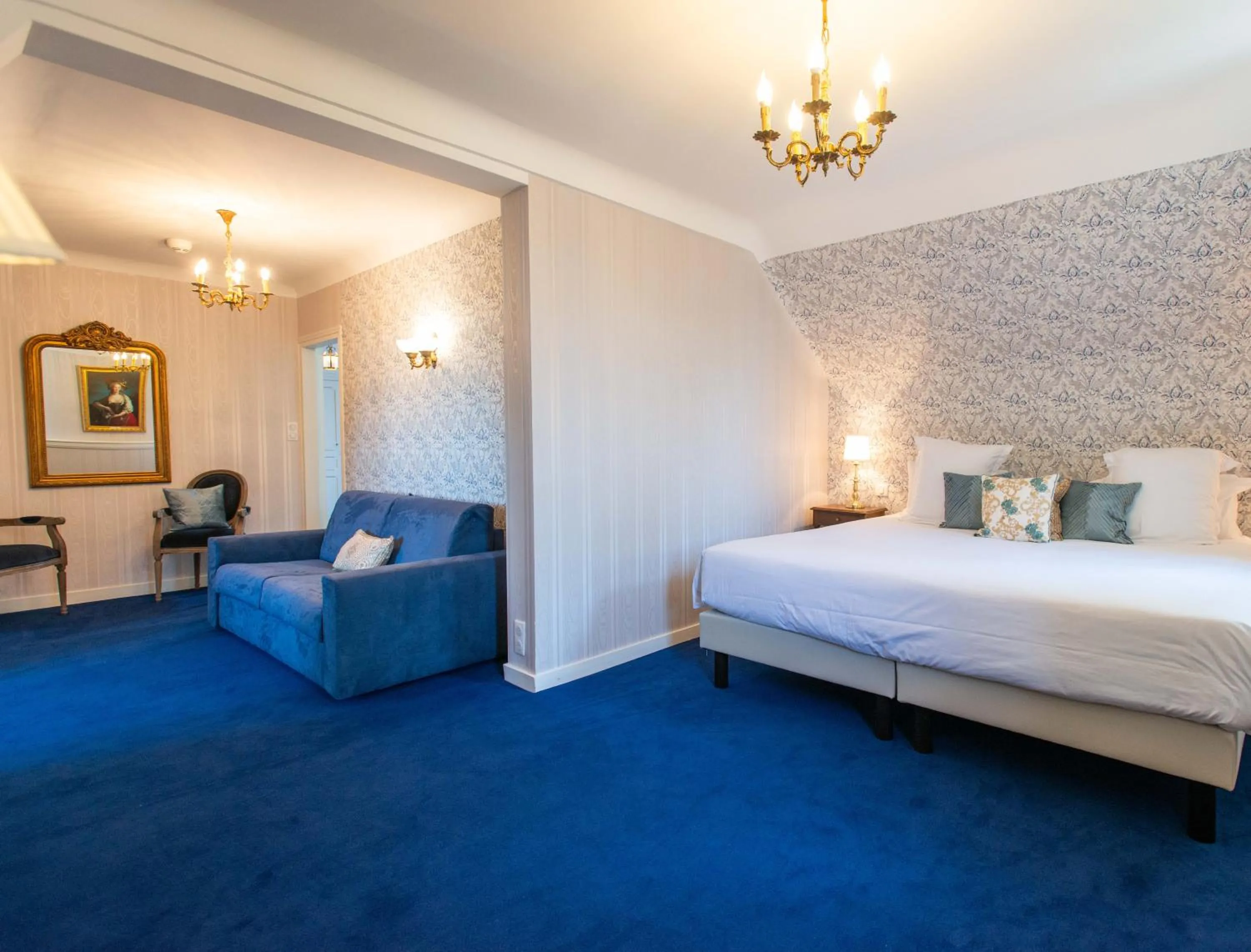 Bedroom, Bed in Chateau Le Prieuré Saumur - La Maison Younan