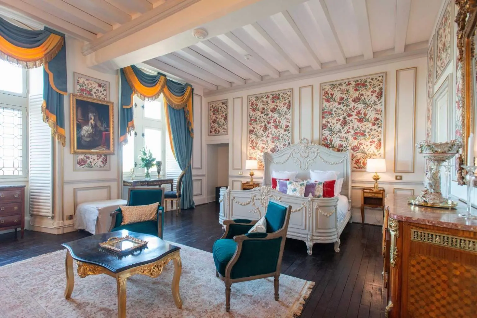 Photo of the whole room, Bed in Chateau Le Prieuré Saumur - La Maison Younan