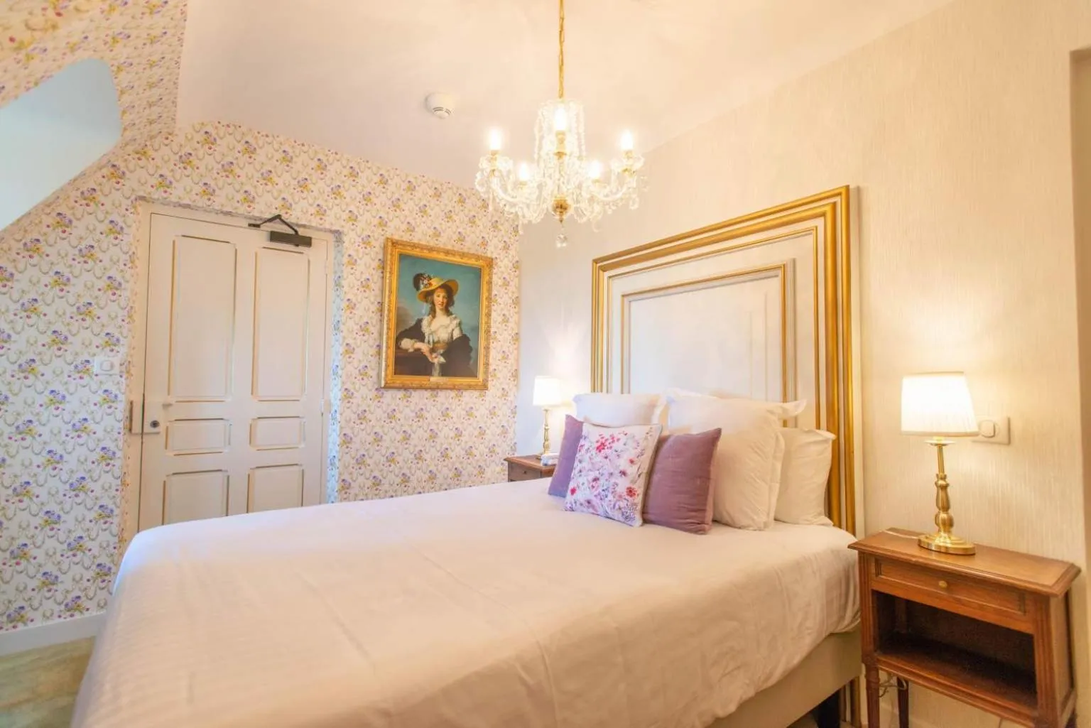 Bed in Chateau Le Prieuré Saumur - La Maison Younan