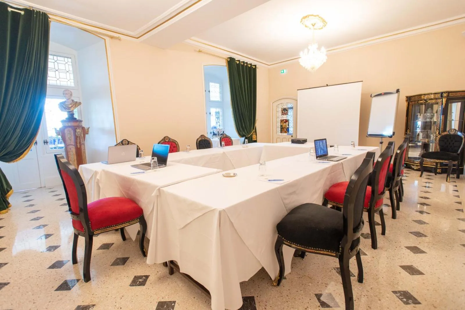 Business facilities in Chateau Le Prieuré Saumur - La Maison Younan