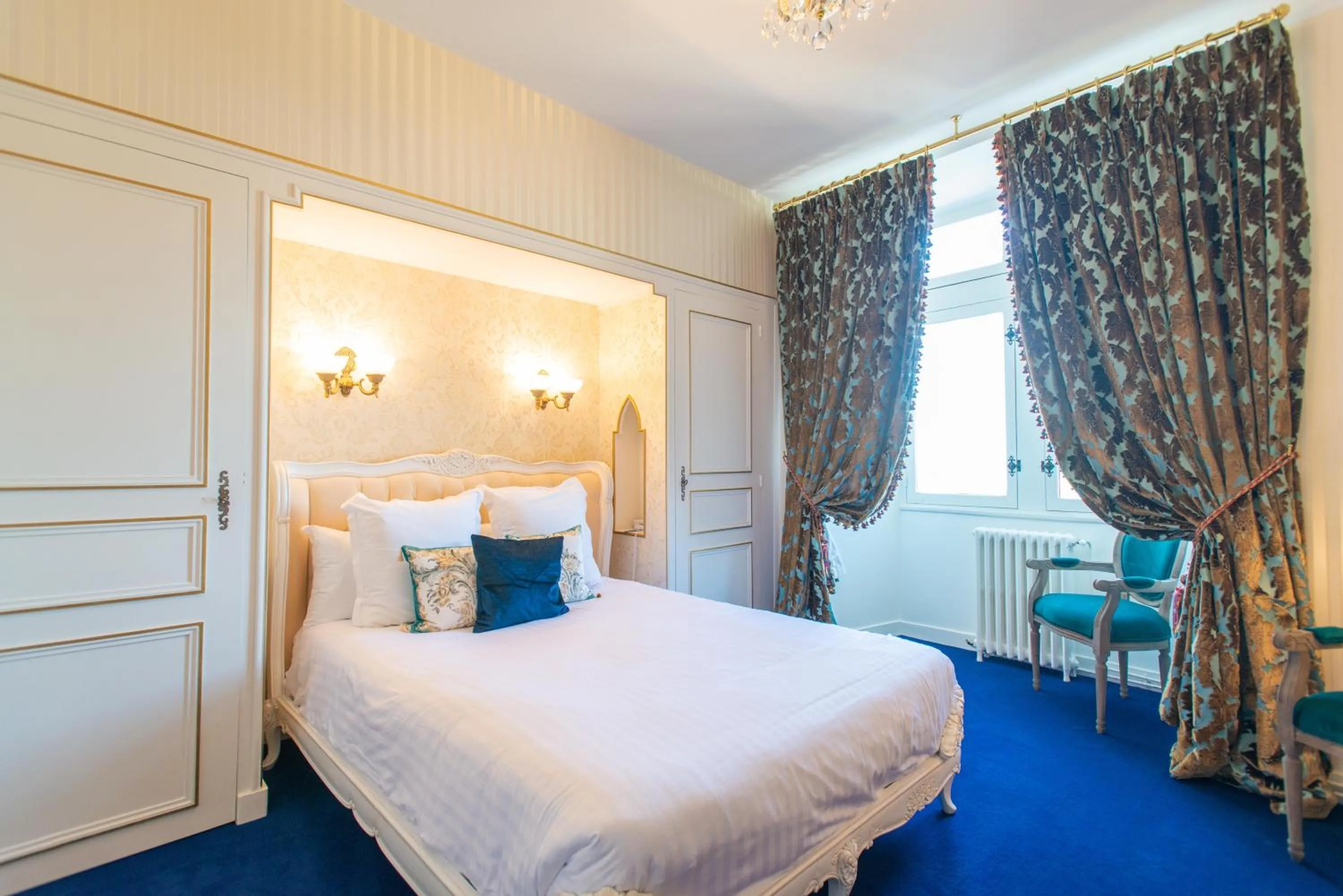 Bed in Chateau Le Prieuré Saumur - La Maison Younan