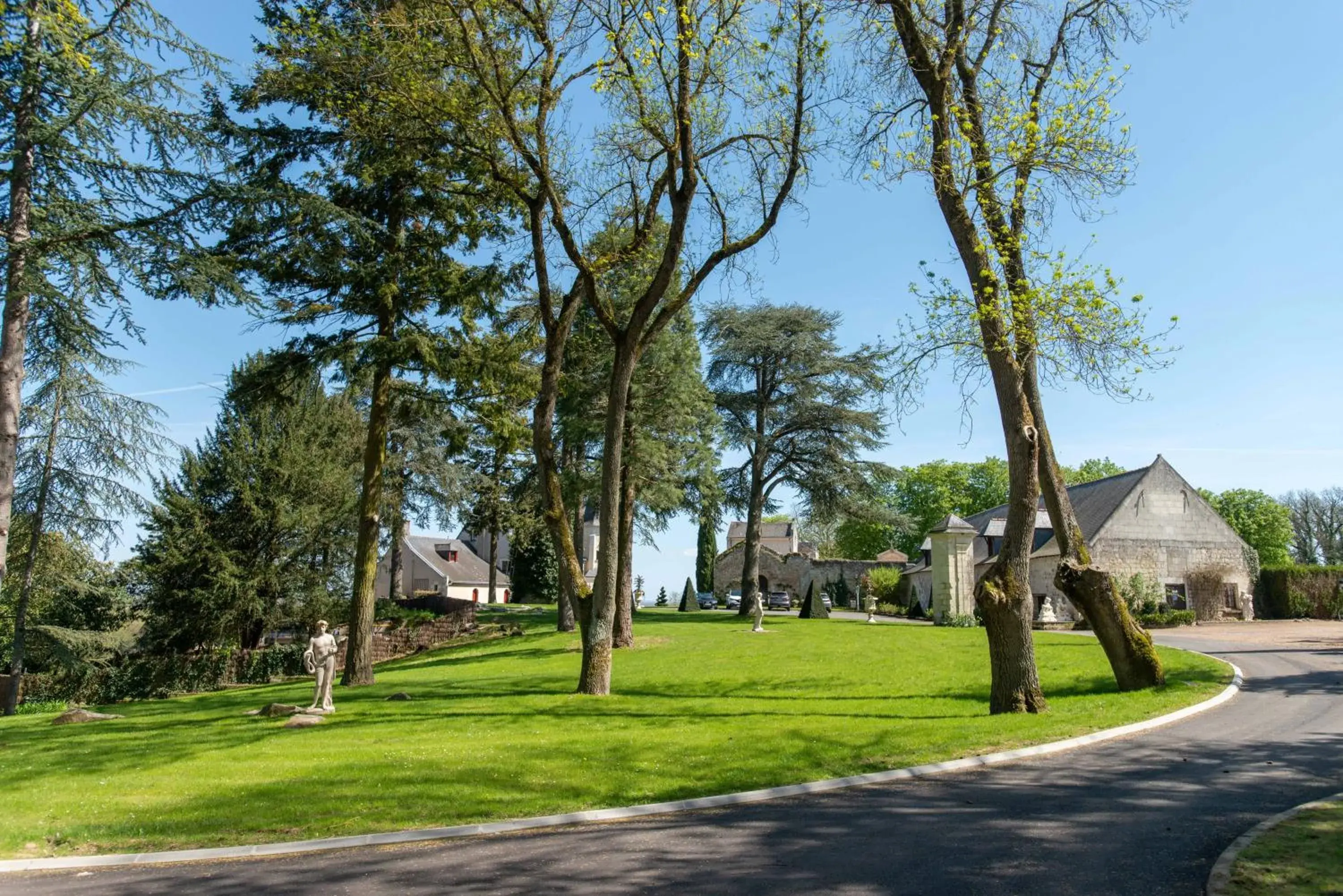 Property building in Chateau Le Prieuré Saumur - La Maison Younan Property building in Chateau Le Prieuré Saumur - La Maison Younan