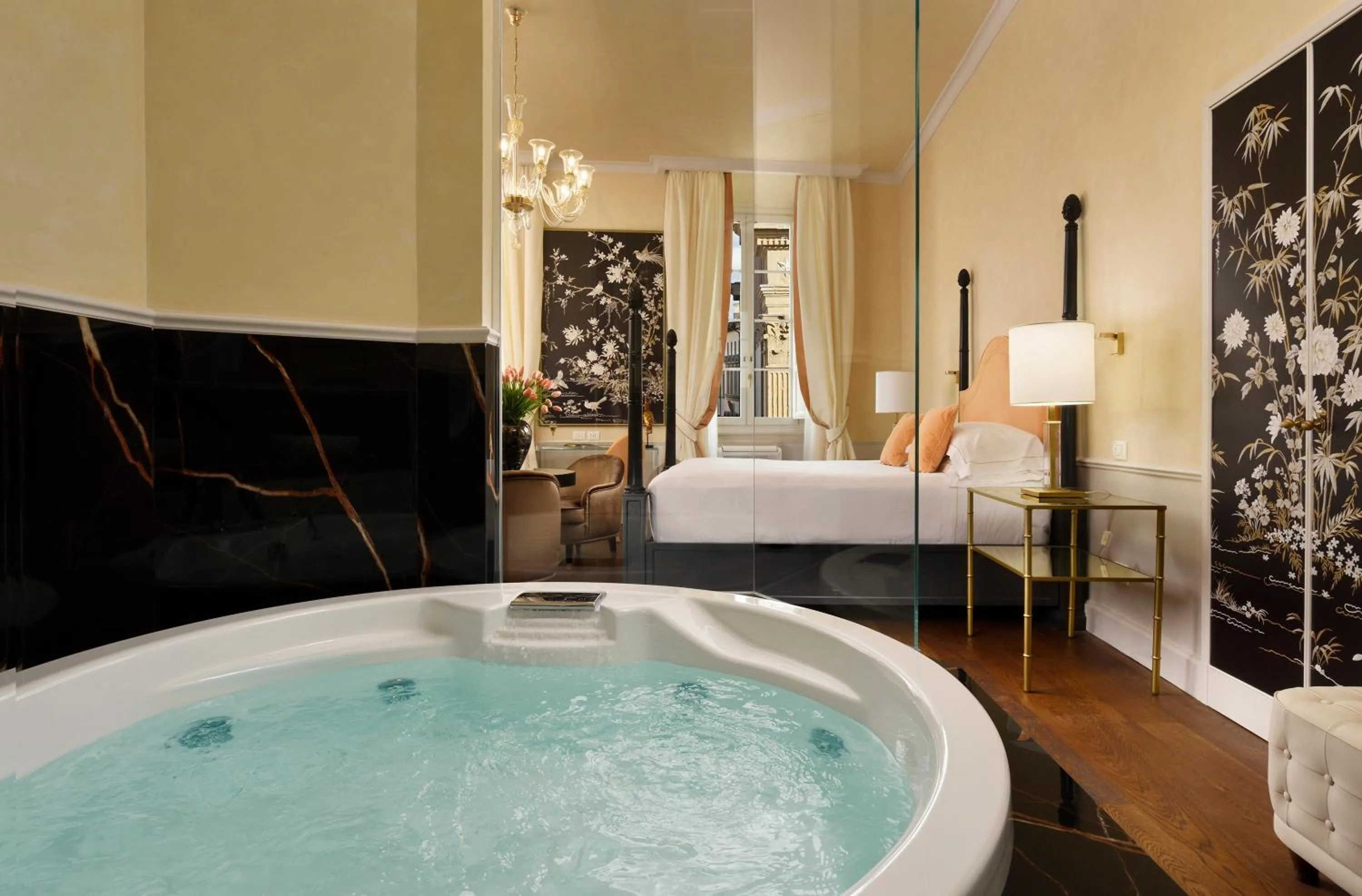 Hot Tub, Bed in San Firenze Suites & Spa