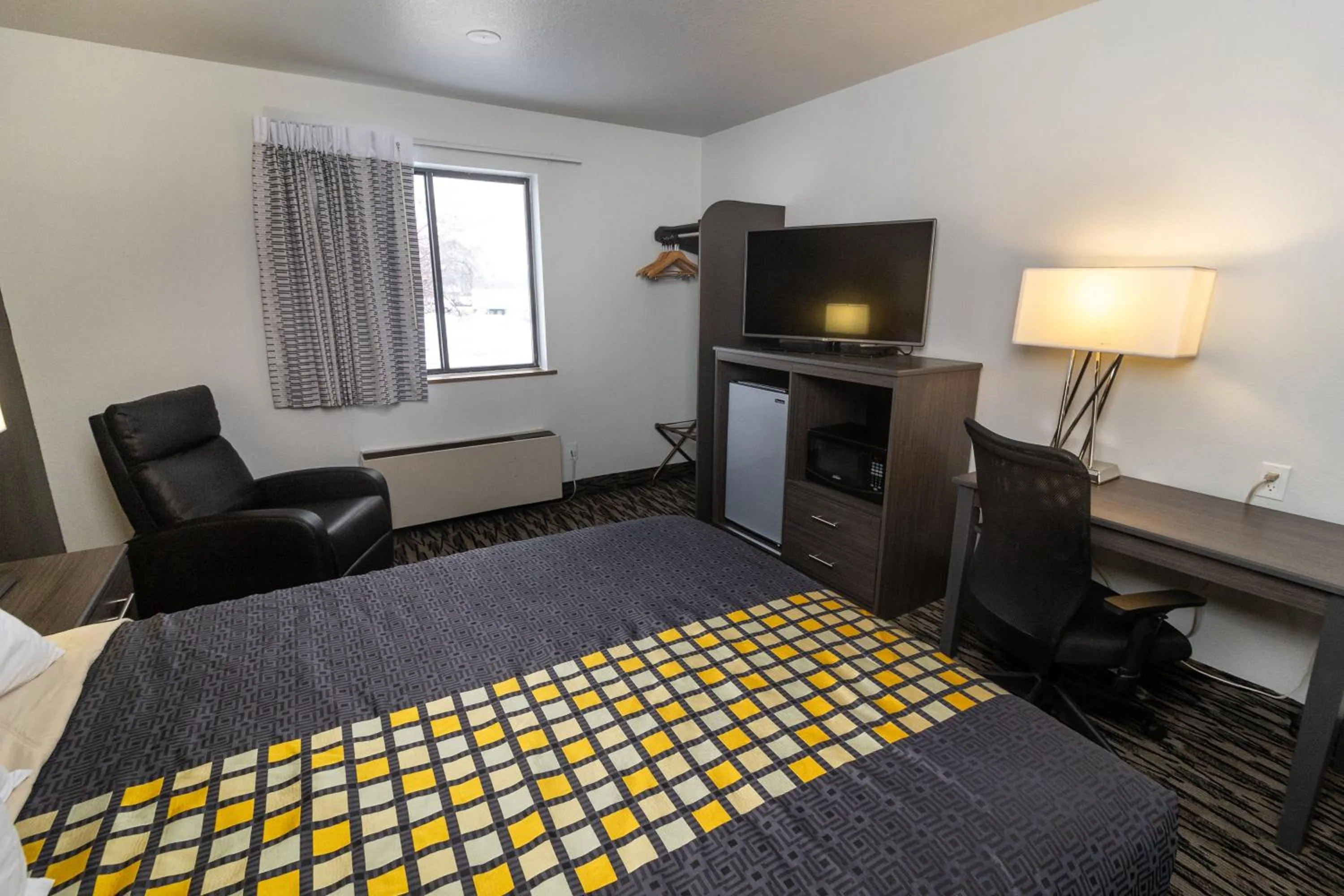 Bedroom, Bed in FairBridge Inn, Suites & Conference Center – Missoula