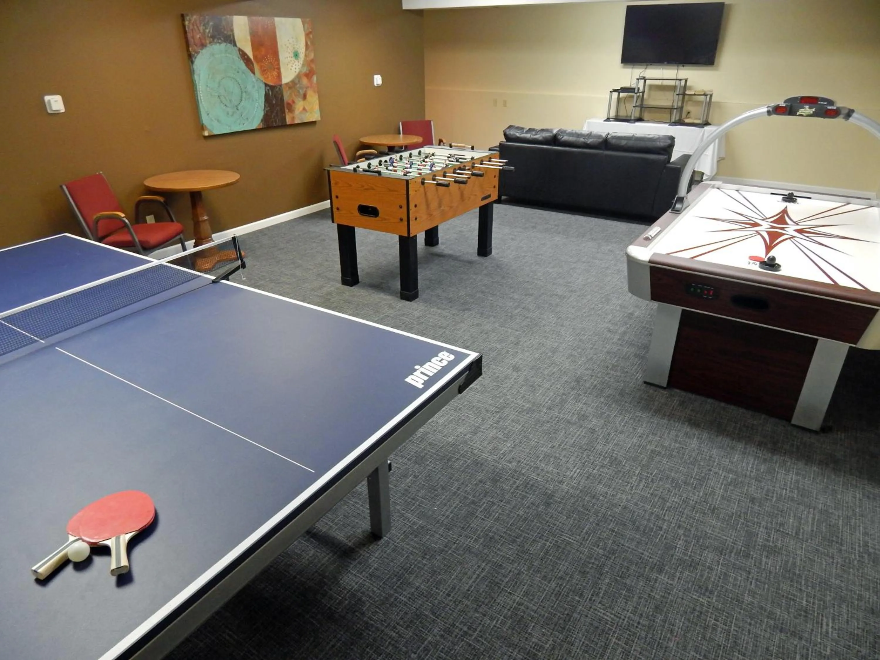 Game Room, Bed in FairBridge Inn, Suites & Conference Center – Missoula