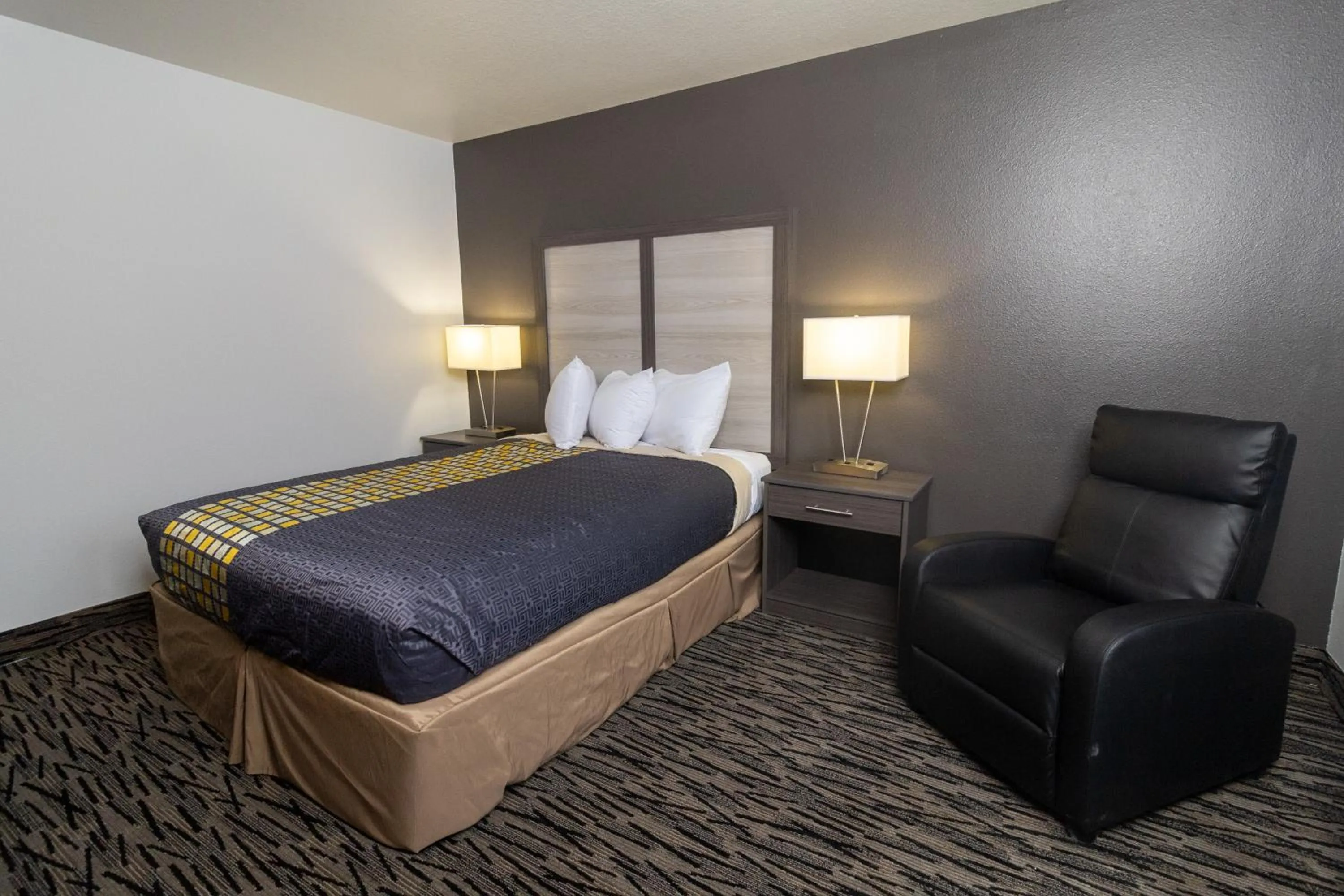 Bedroom, Bed in FairBridge Inn, Suites & Conference Center – Missoula