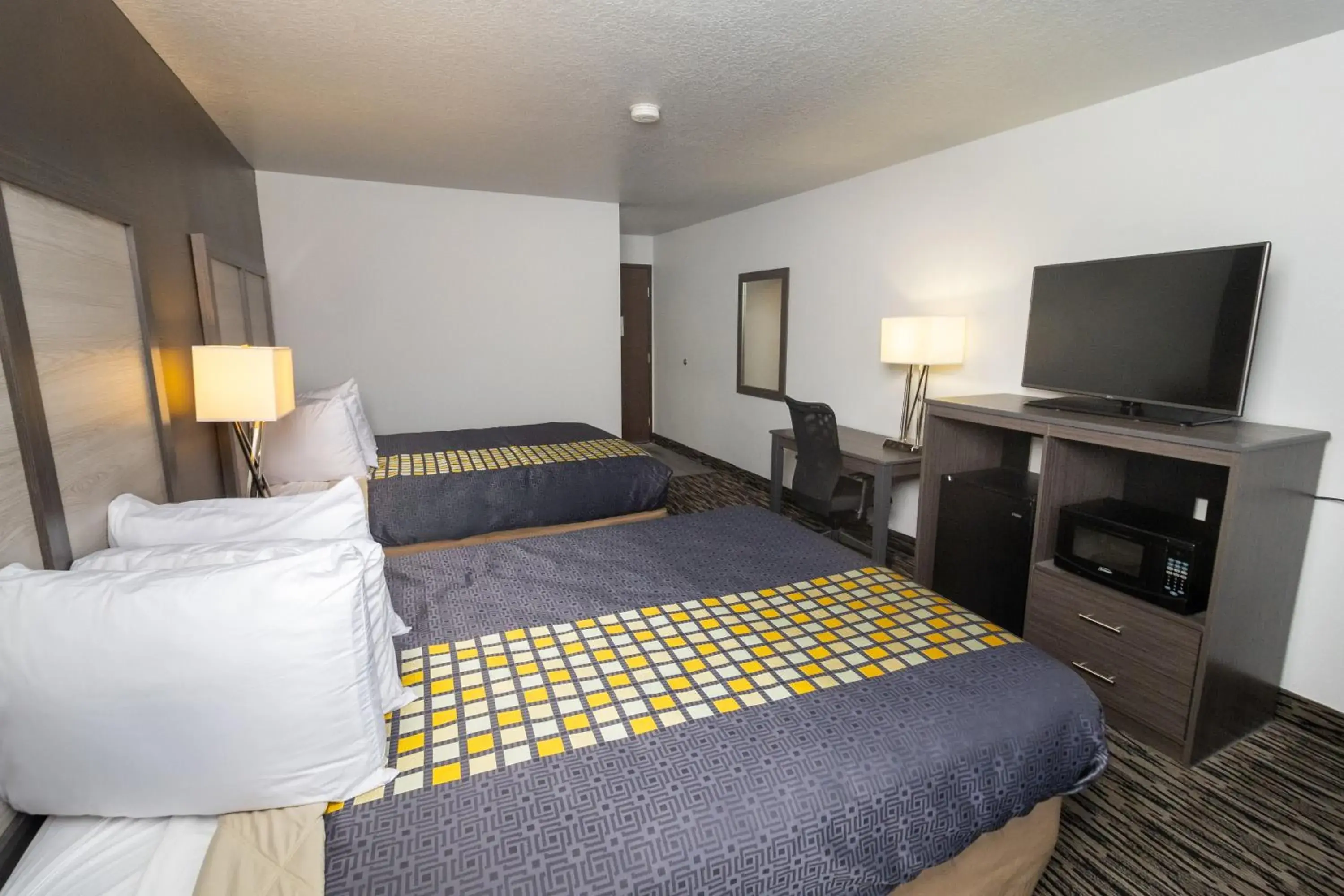 Bedroom, Bed in FairBridge Inn, Suites & Conference Center – Missoula Bedroom, Bed in FairBridge Inn, Suites & Conference Center – Missoula