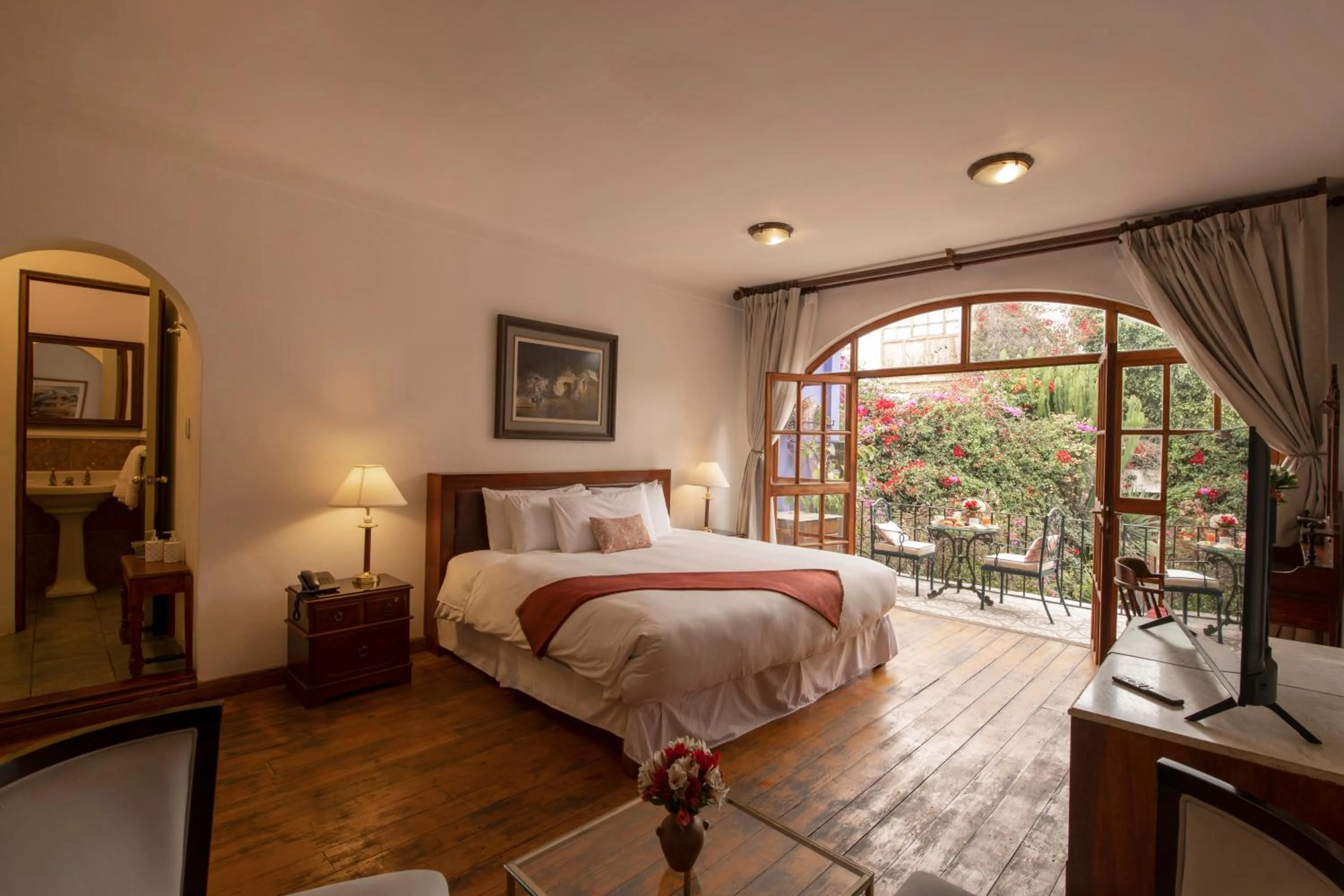 Bathroom, Bed in La Hostería Boutique Hotel