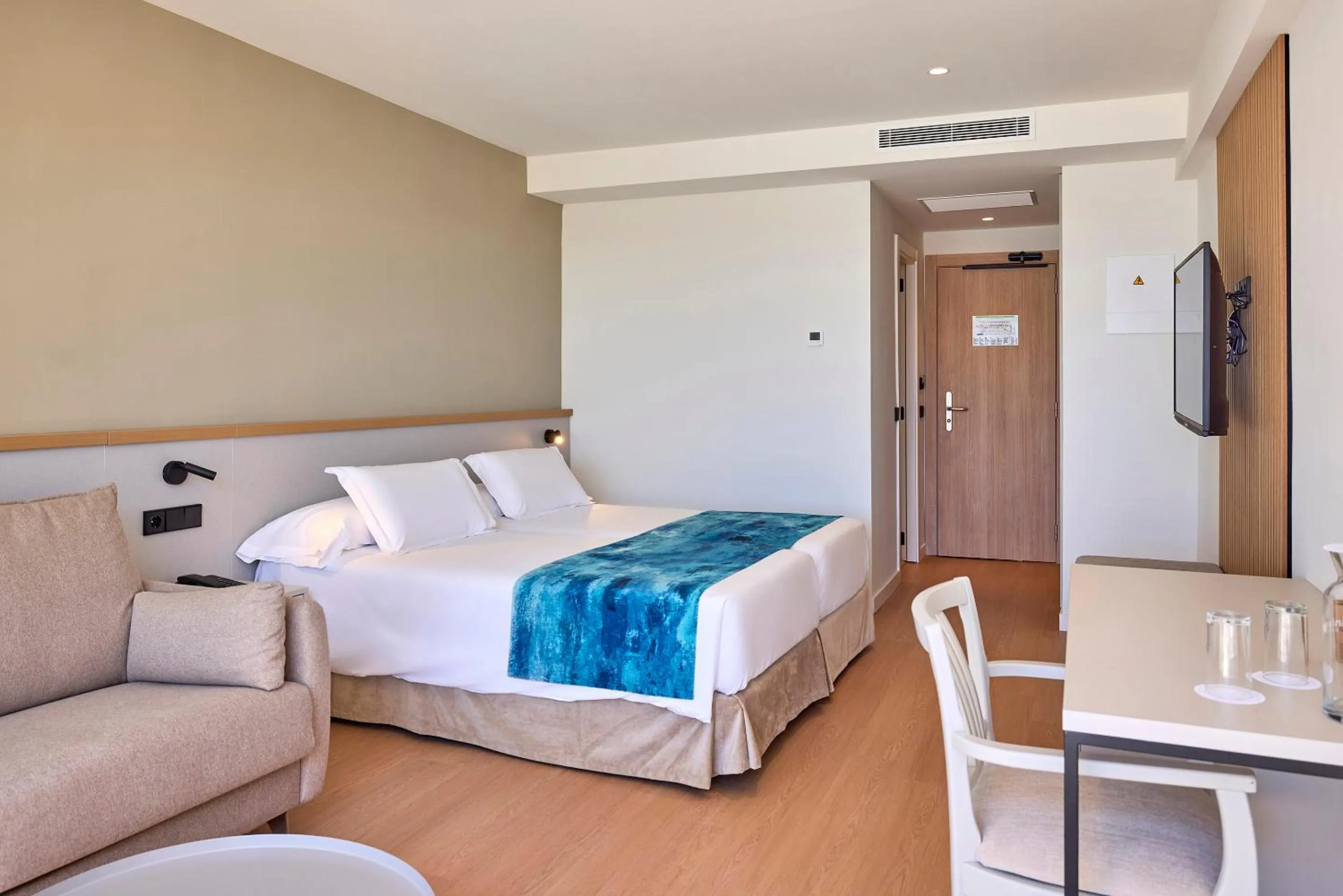 Bed in Universal Hotel Romantica