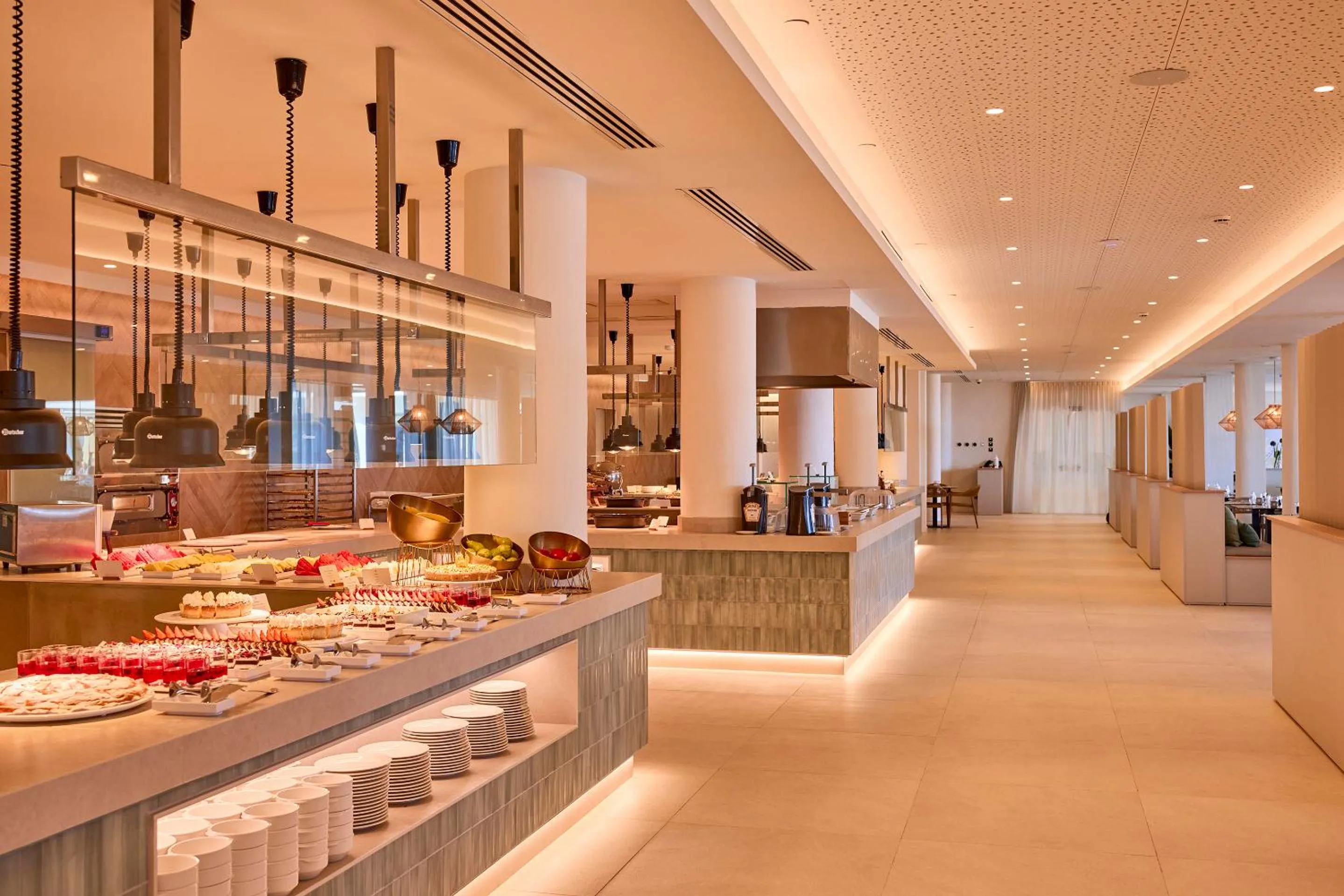 Restaurant/places to eat in Universal Hotel Romantica