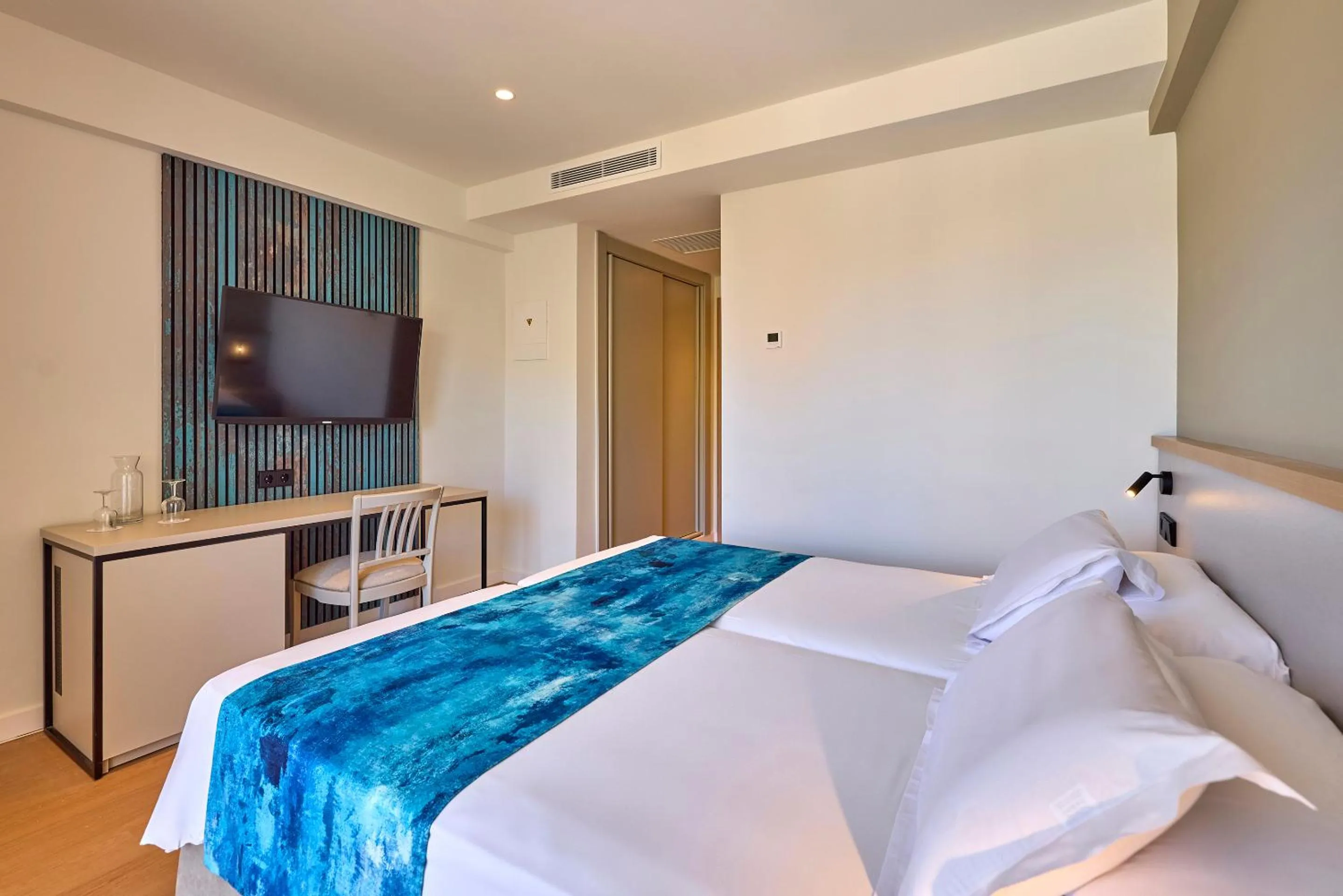 Bed in Universal Hotel Romantica