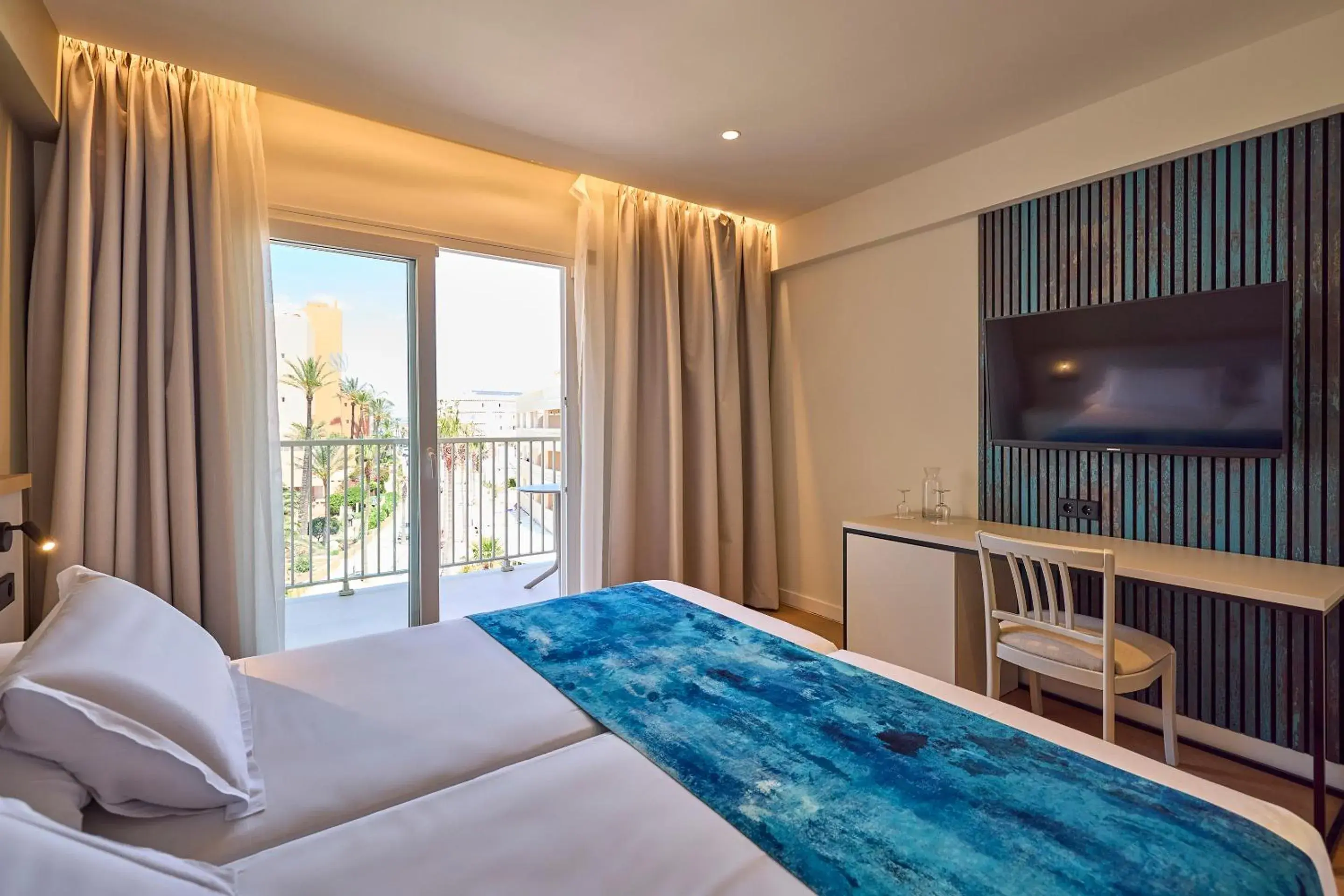 Photo of the whole room, Bed in Universal Hotel Romantica Photo of the whole room, Bed in Universal Hotel Romantica