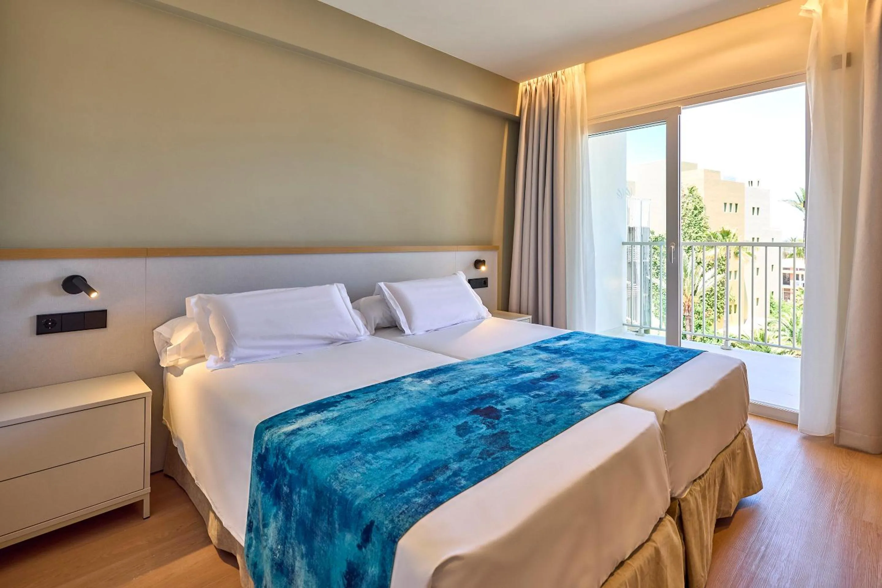 Bed in Universal Hotel Romantica