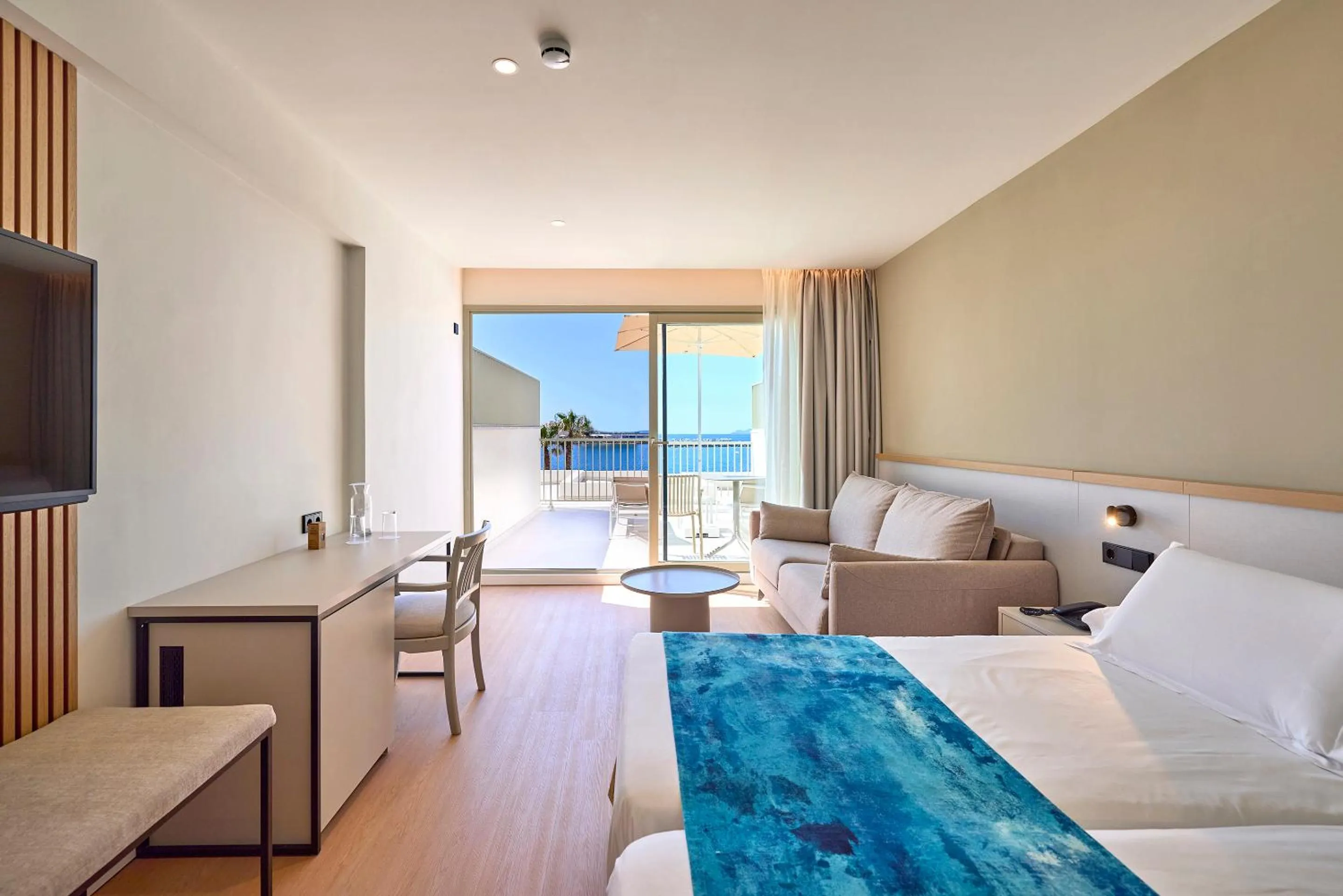 Bed in Universal Hotel Romantica