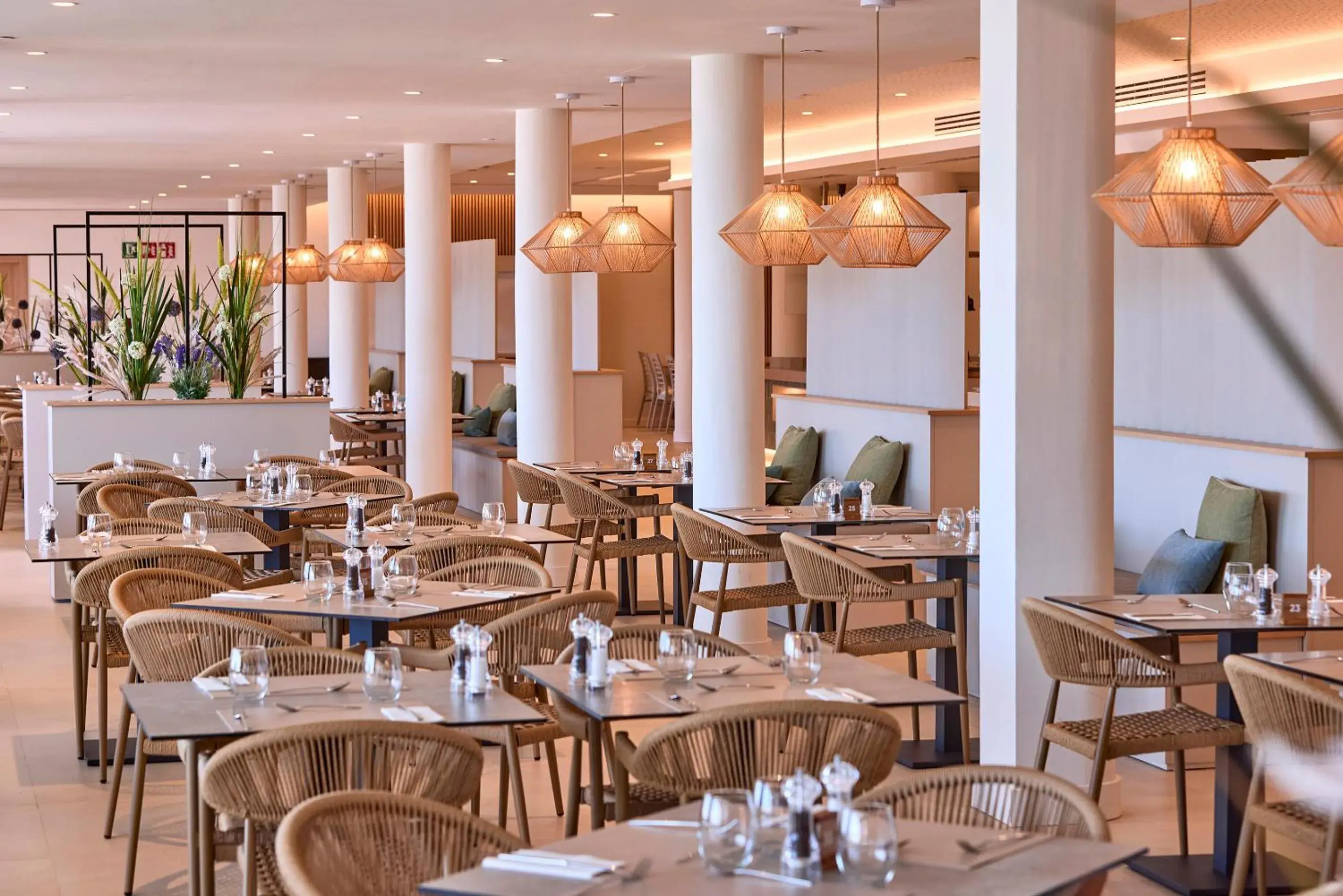 Restaurant/places to eat in Universal Hotel Romantica Restaurant/places to eat in Universal Hotel Romantica