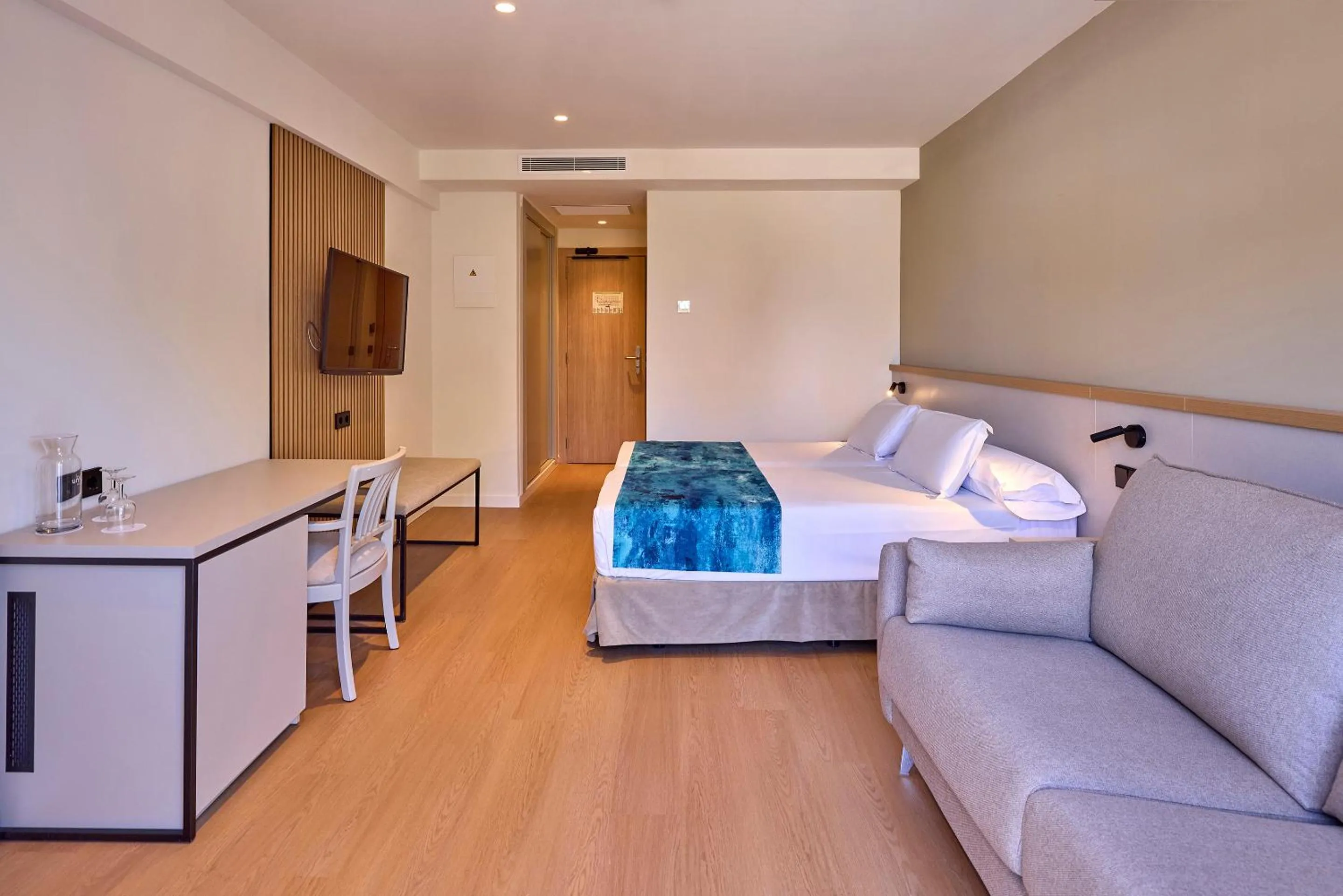 Bed in Universal Hotel Romantica