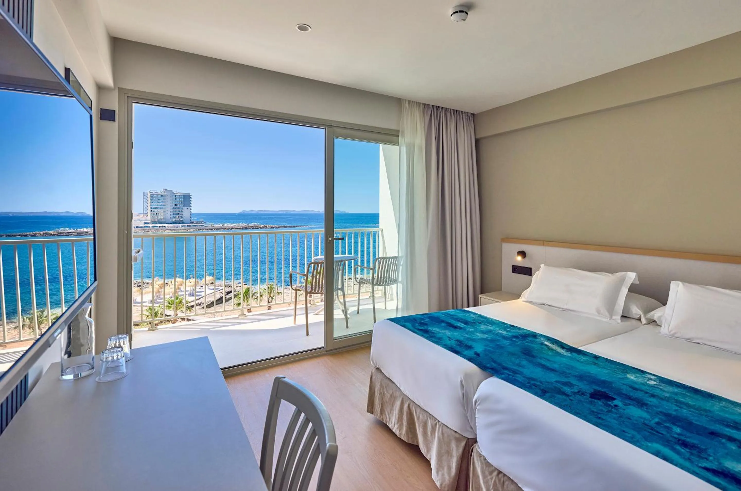 Bed in Universal Hotel Romantica