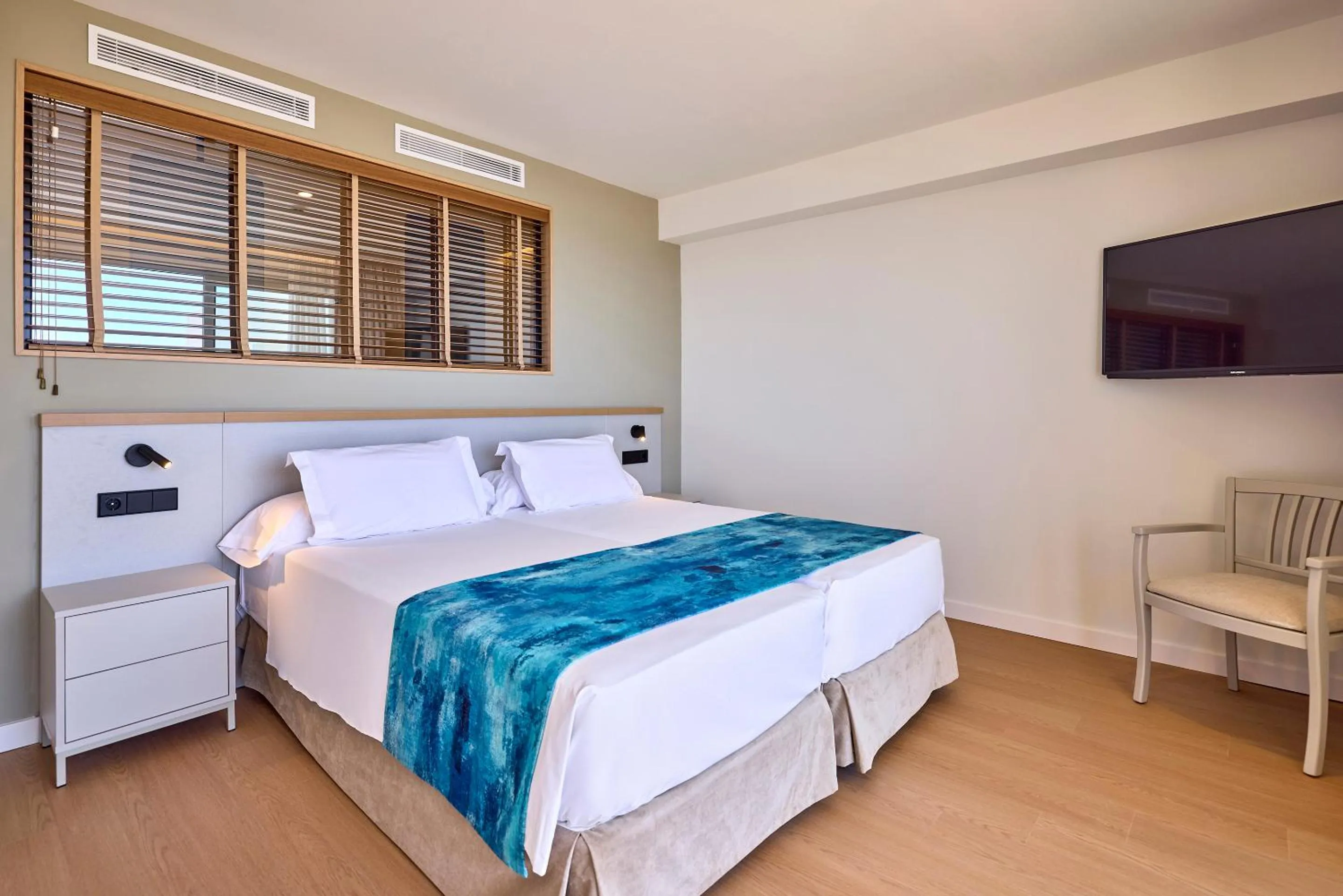 Bed in Universal Hotel Romantica