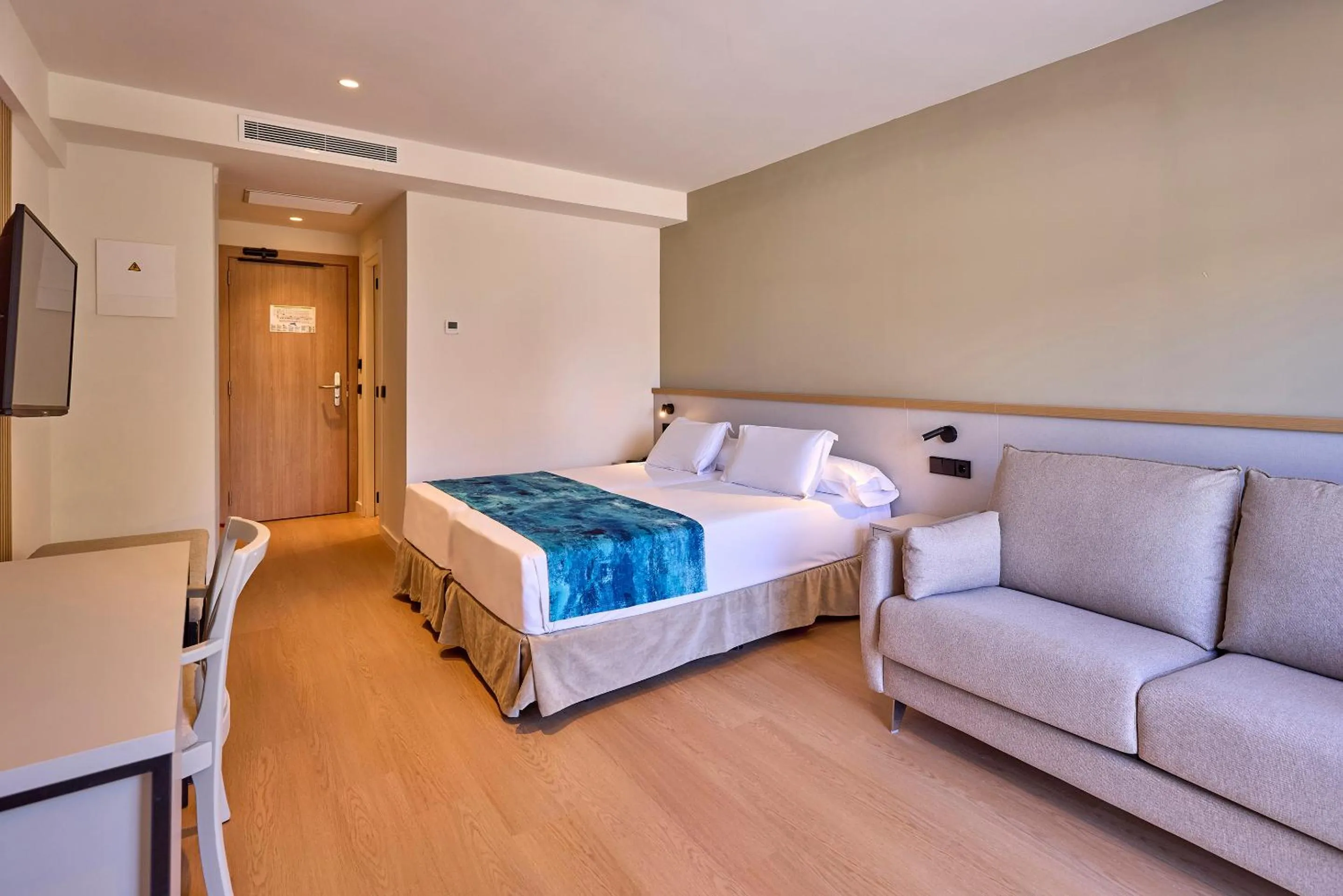 Bed in Universal Hotel Romantica