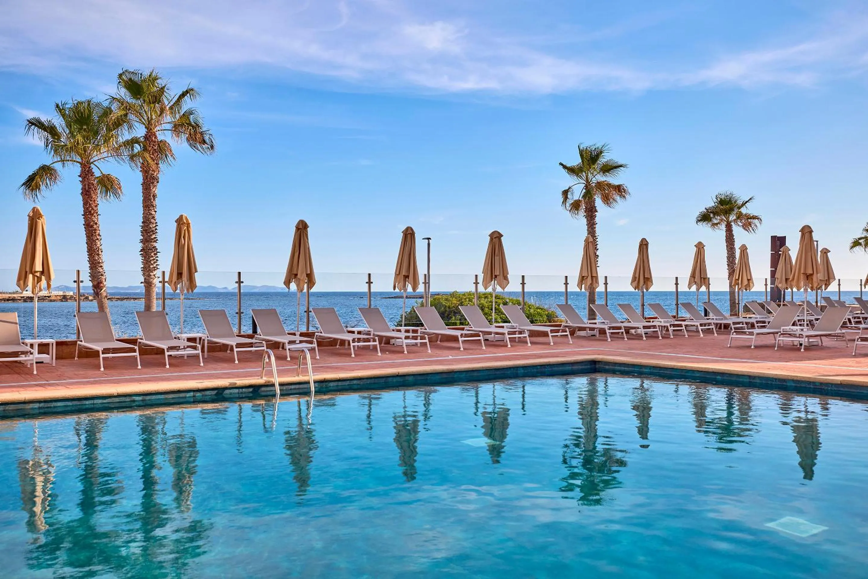 Swimming pool in Universal Hotel Romantica