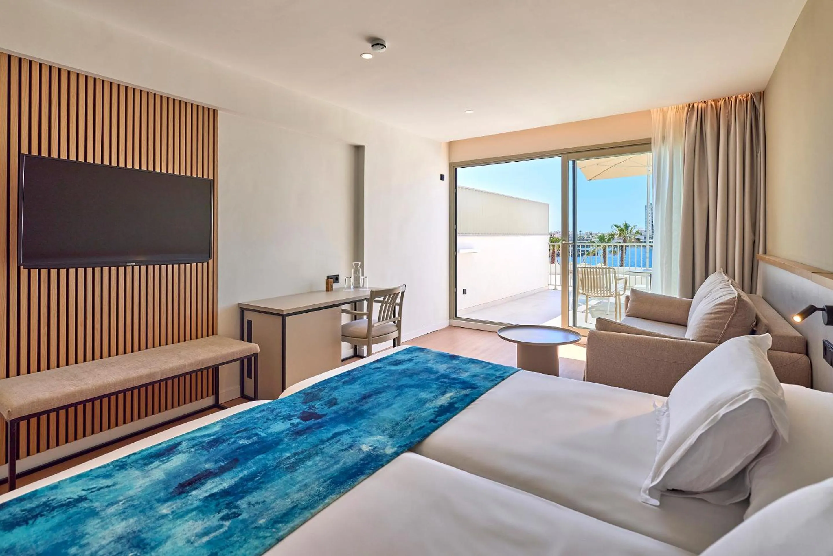 Bed in Universal Hotel Romantica