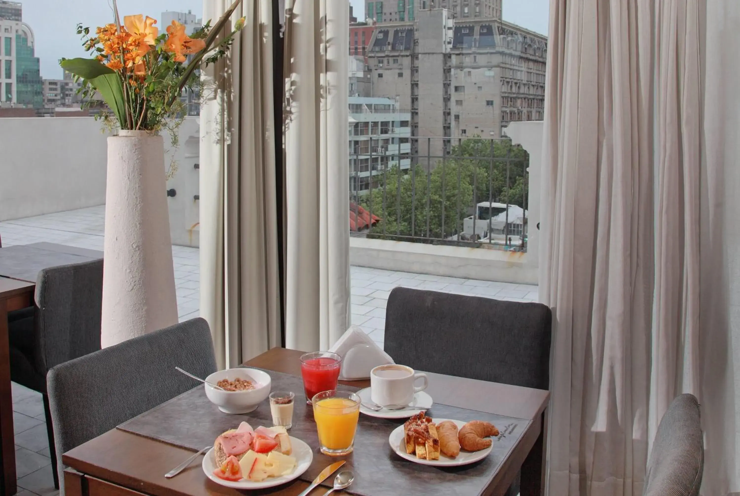 Restaurant/places to eat in Esplendor by Wyndham Montevideo Cervantes Restaurant/places to eat in Esplendor by Wyndham Montevideo Cervantes