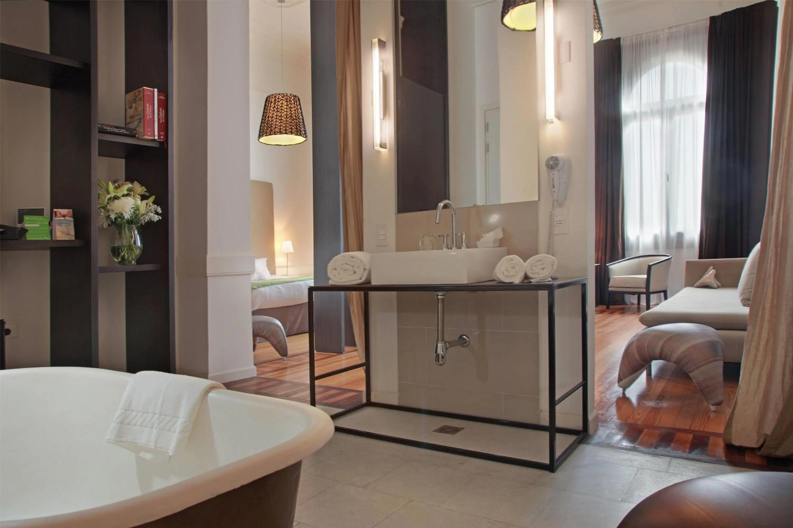 Photo of the whole room, Bed in Esplendor by Wyndham Montevideo Cervantes