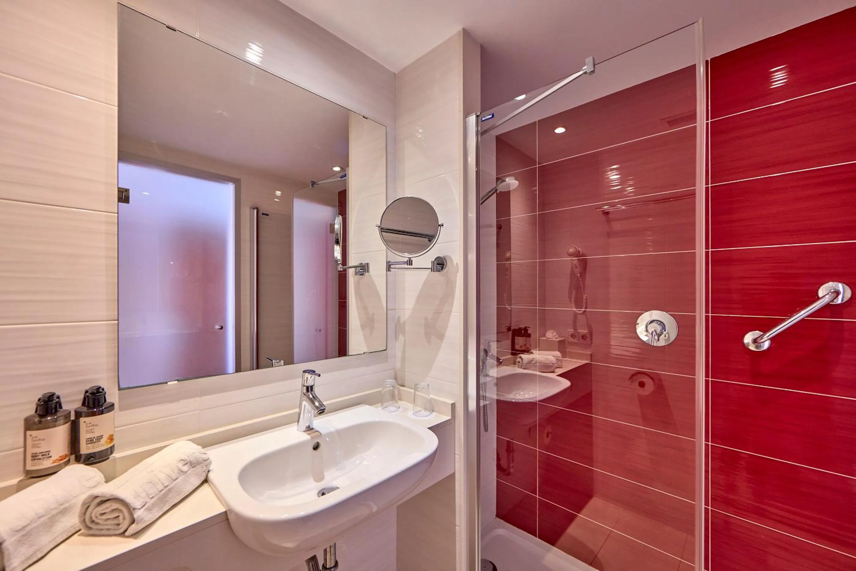 Shower in Universal Hotel Perla