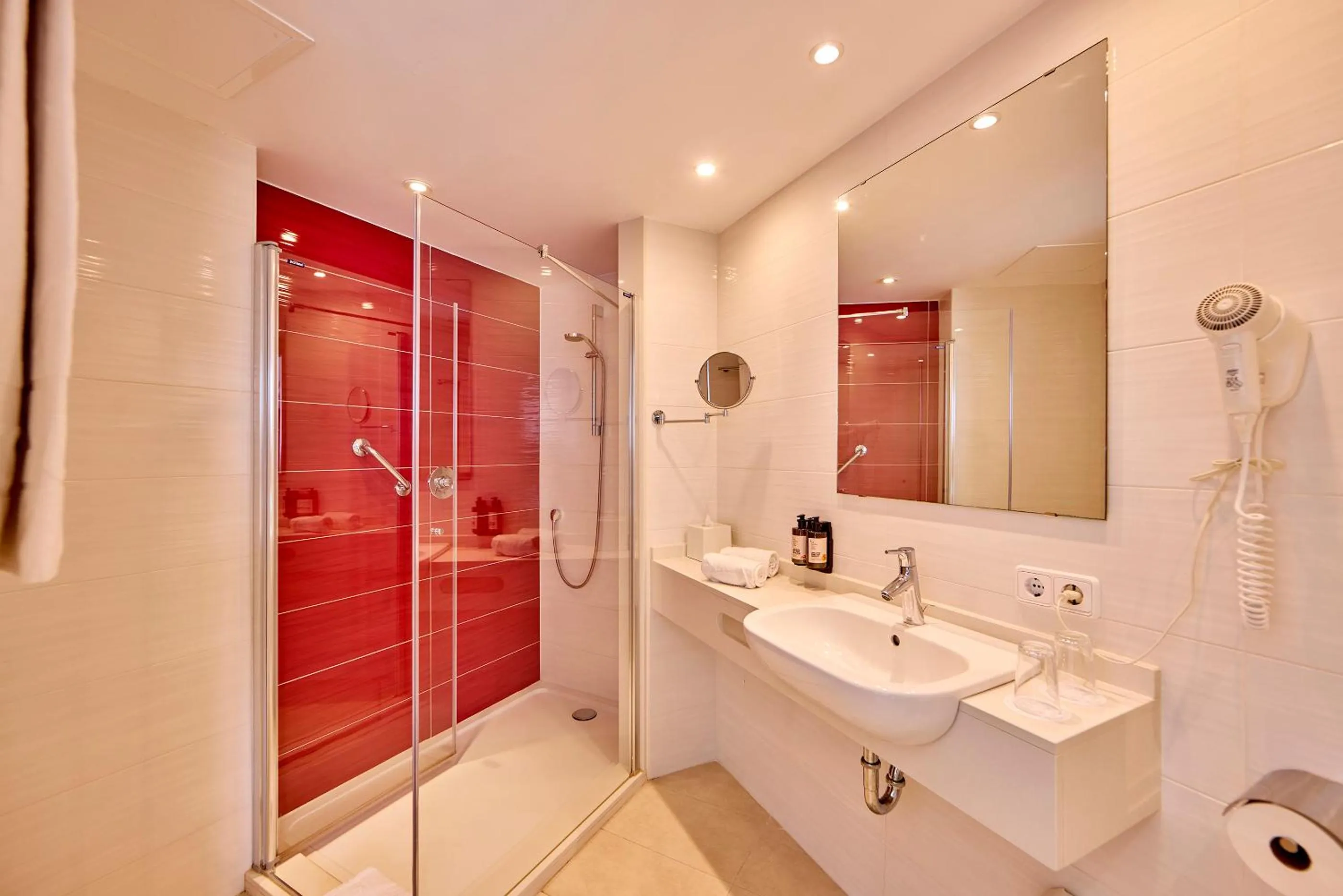 Shower in Universal Hotel Perla