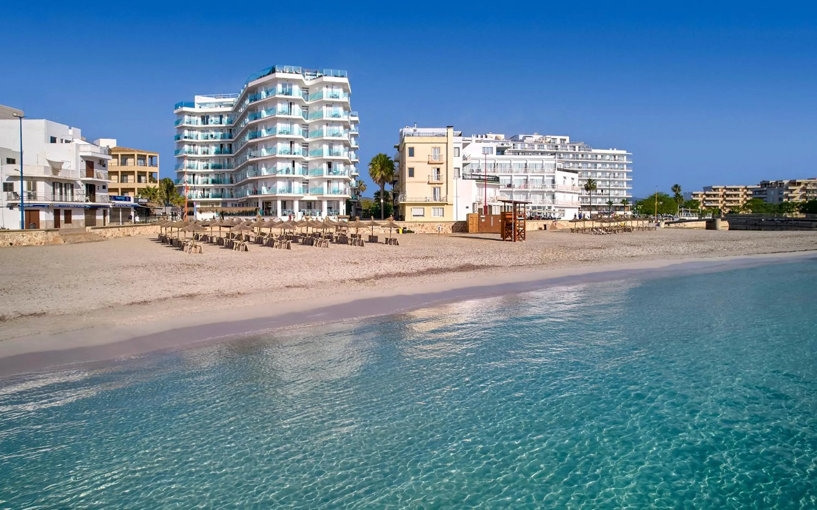 Beach in Universal Hotel Perla