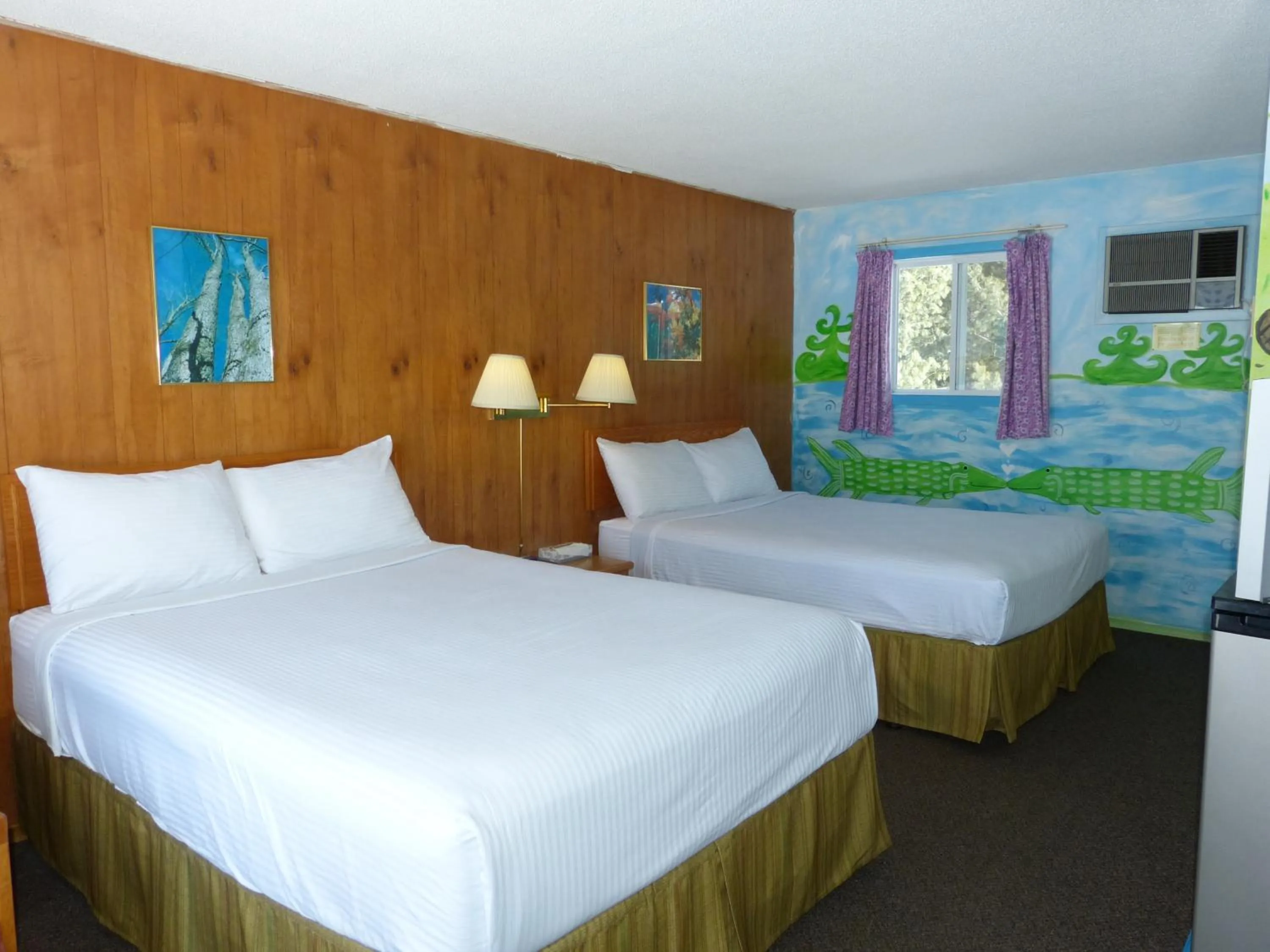 Photo of the whole room, Bed in Algonquin Motel