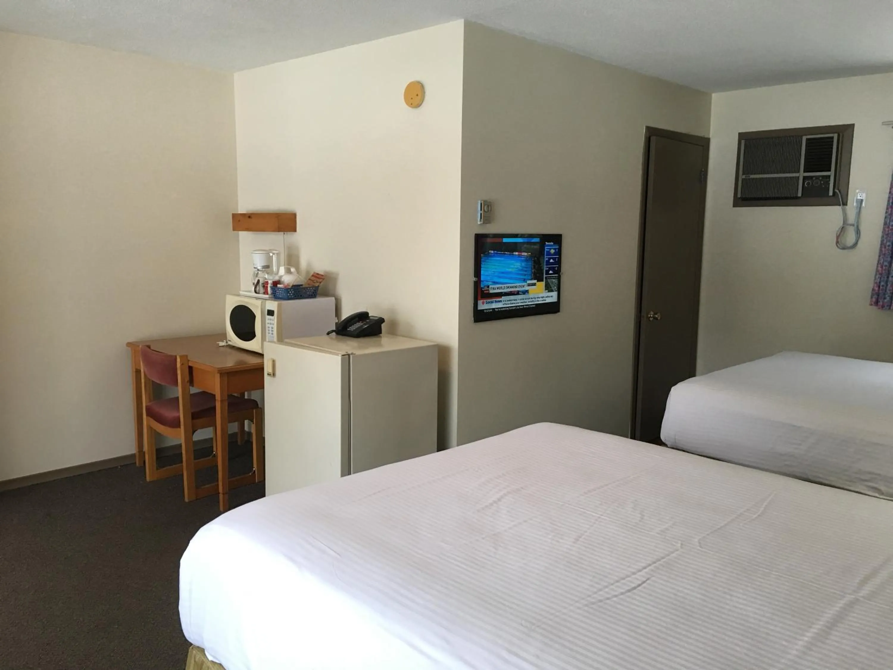 Photo of the whole room, Bed in Algonquin Motel