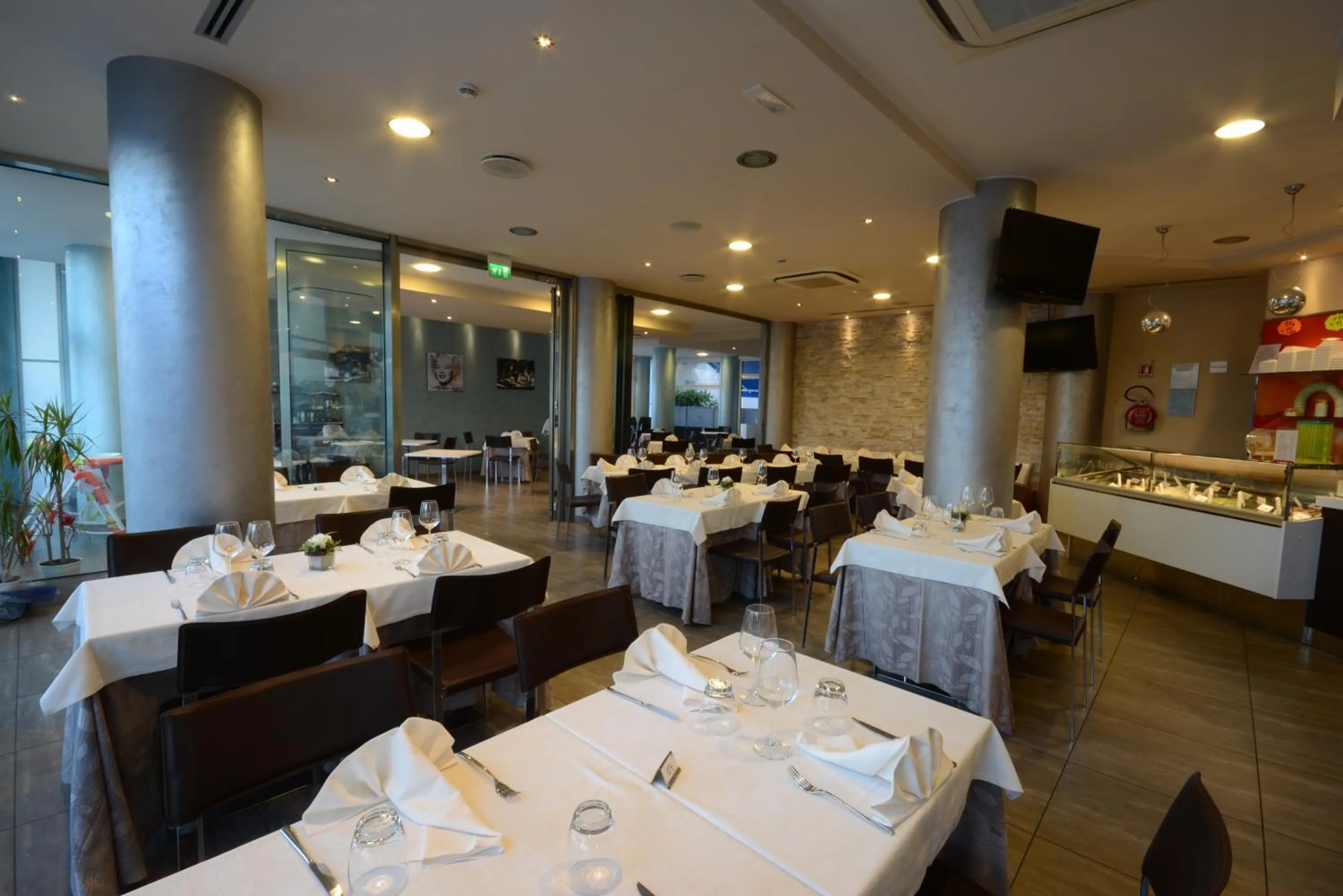 Restaurant/places to eat in Kiara Residence