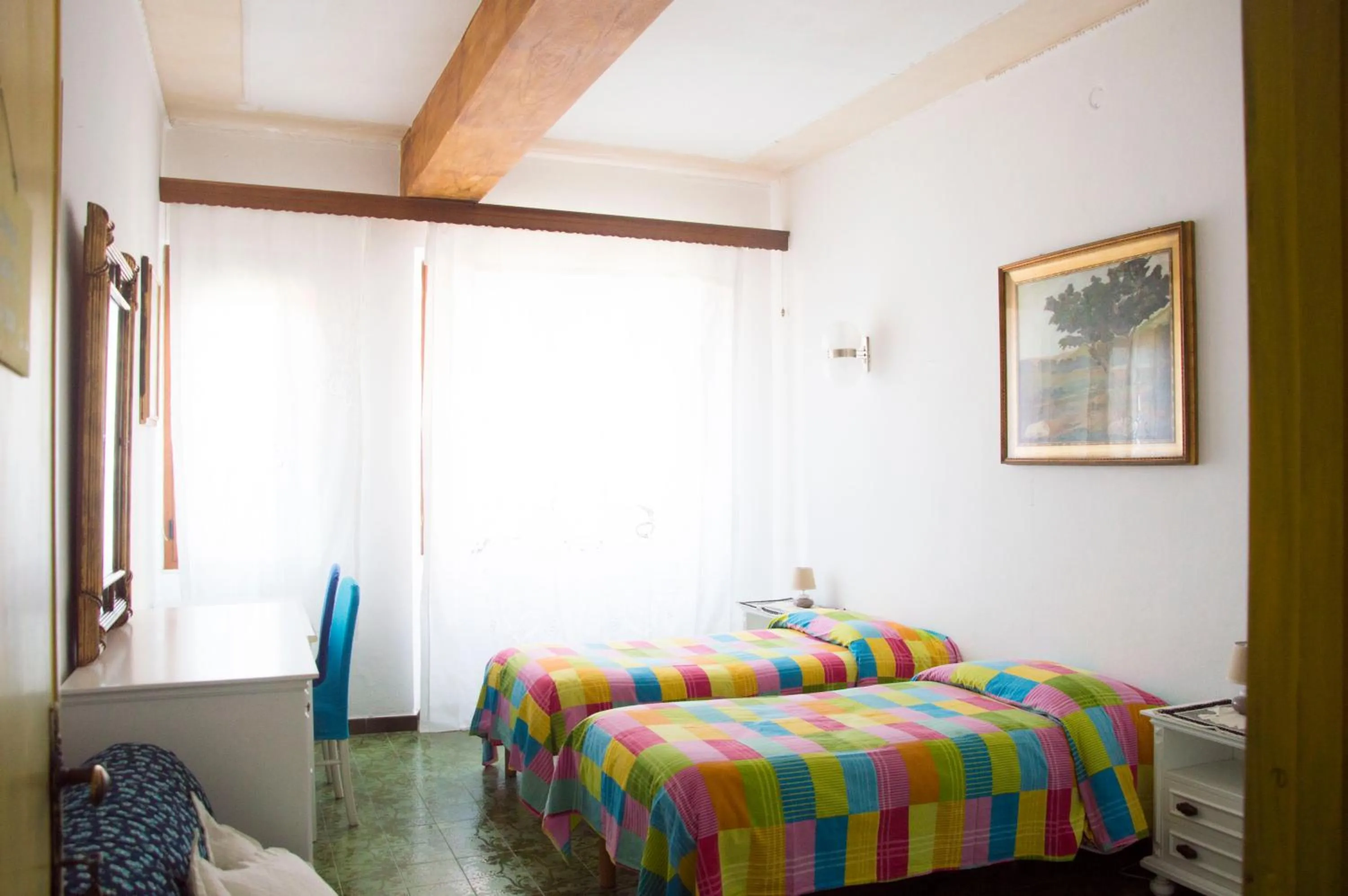 Photo of the whole room in Occhj a Mari