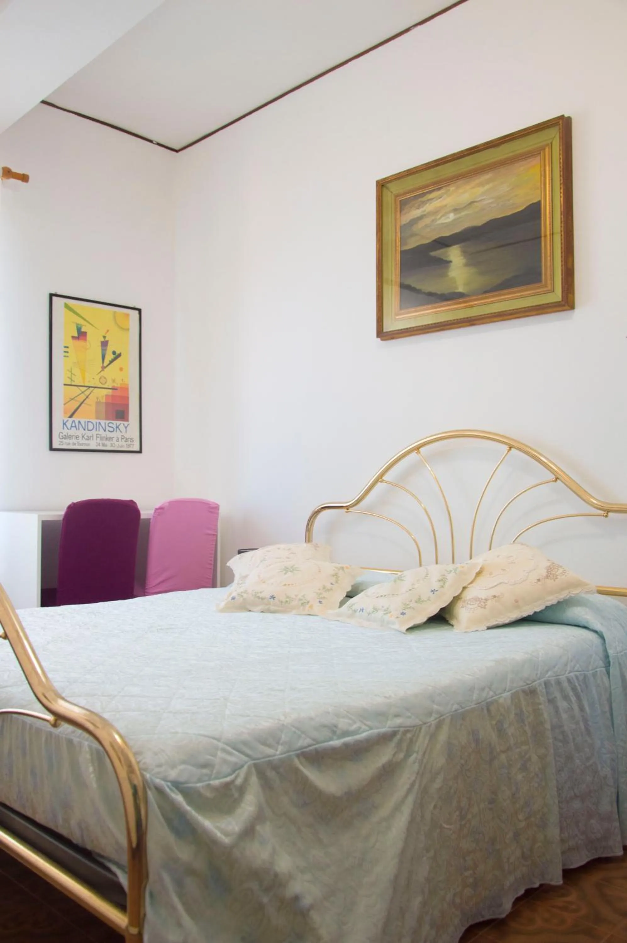 Photo of the whole room in Occhj a Mari