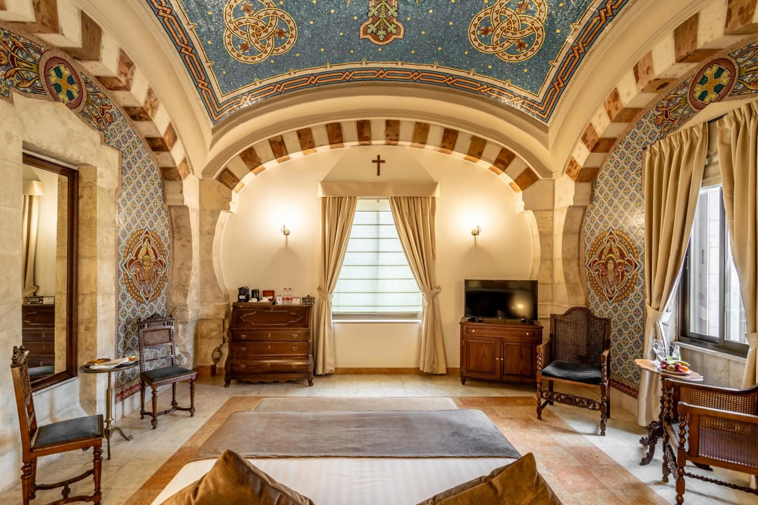 TV and multimedia, Bed in Notre Dame of Jerusalem Center