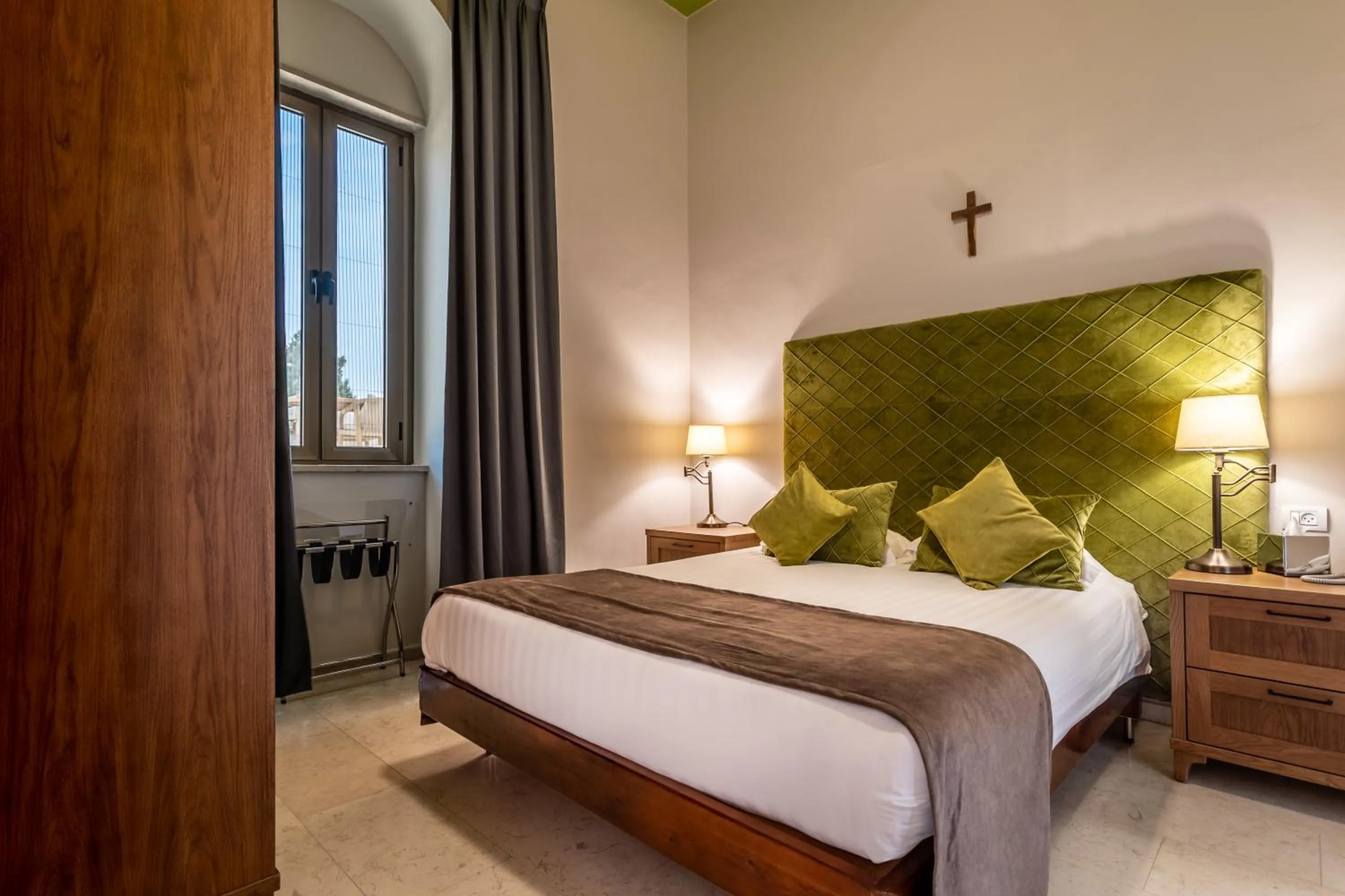 Photo of the whole room, Bed in Notre Dame of Jerusalem Center