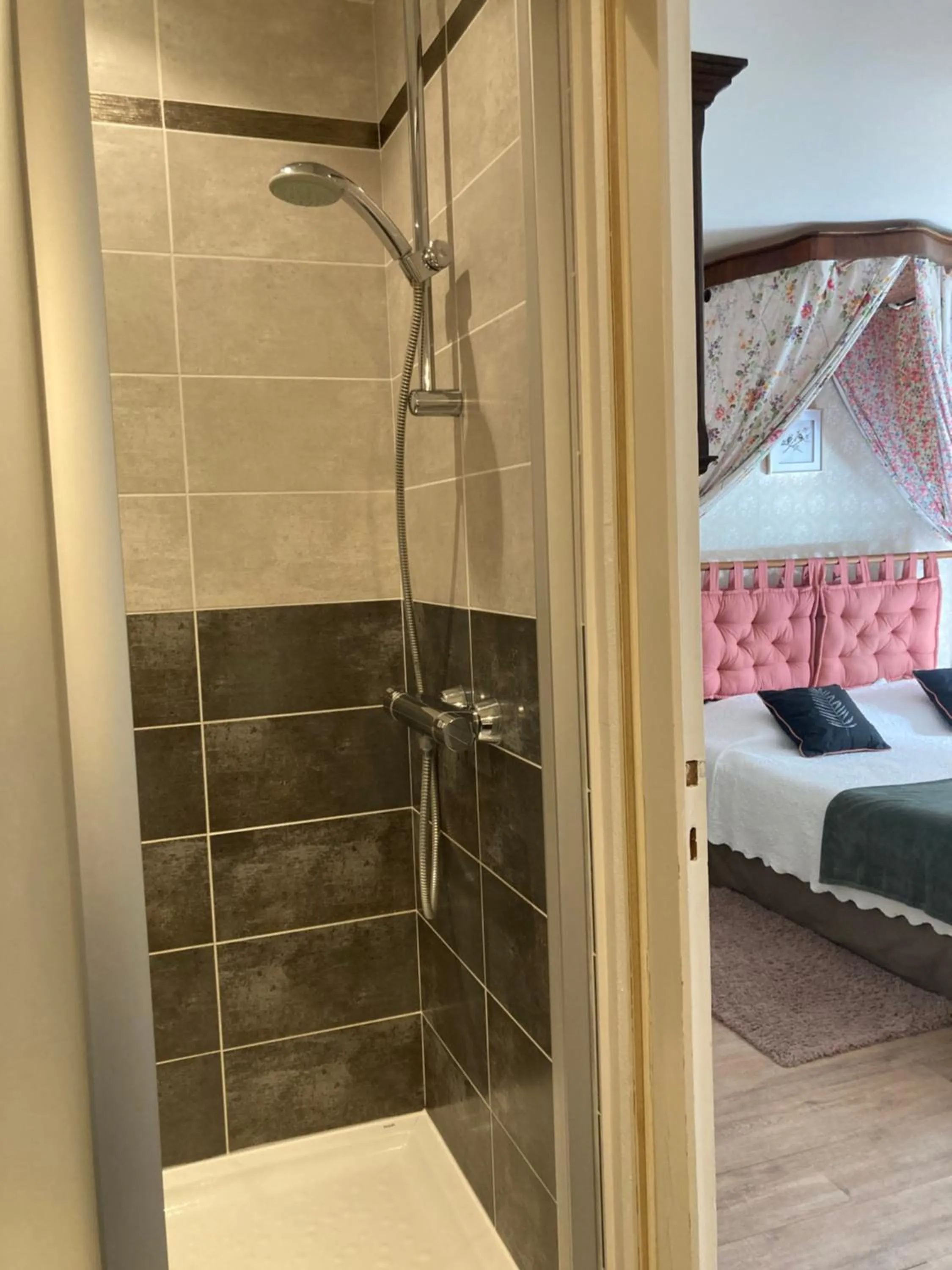 Shower, Bed in Le Logis de Vallans