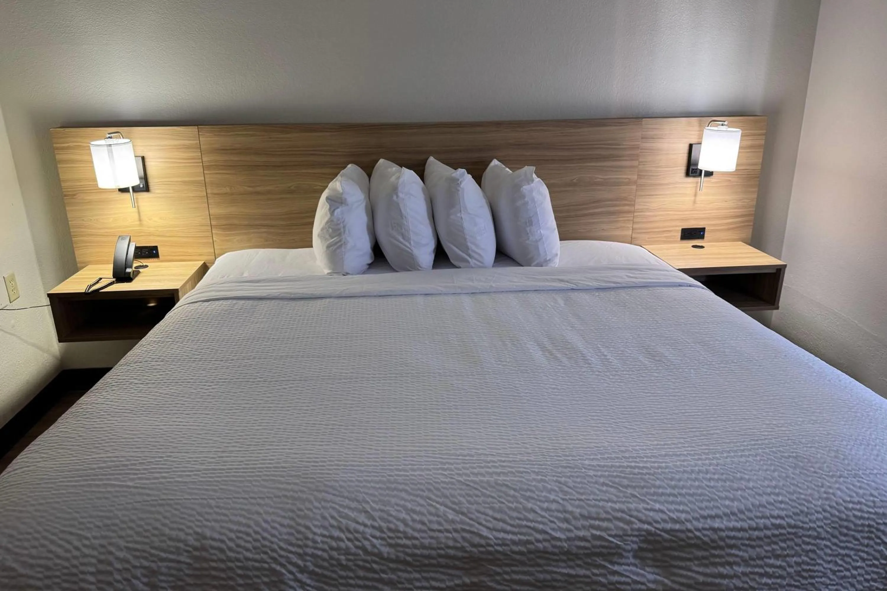 Photo of the whole room, Bed in Days Inn by Wyndham McDonough