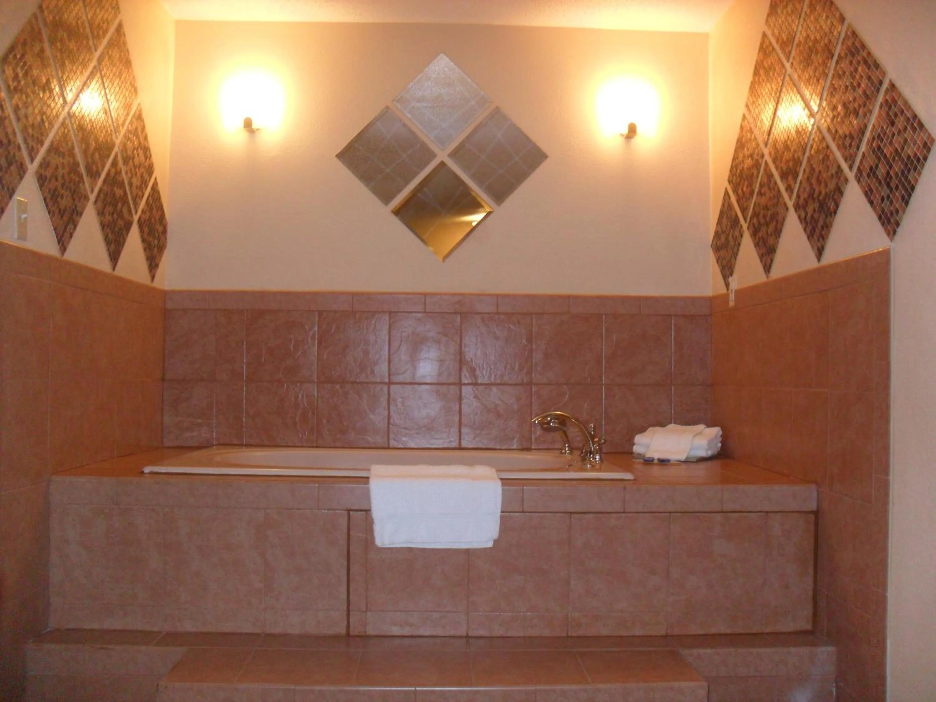 Hot Tub in Newport News Inn