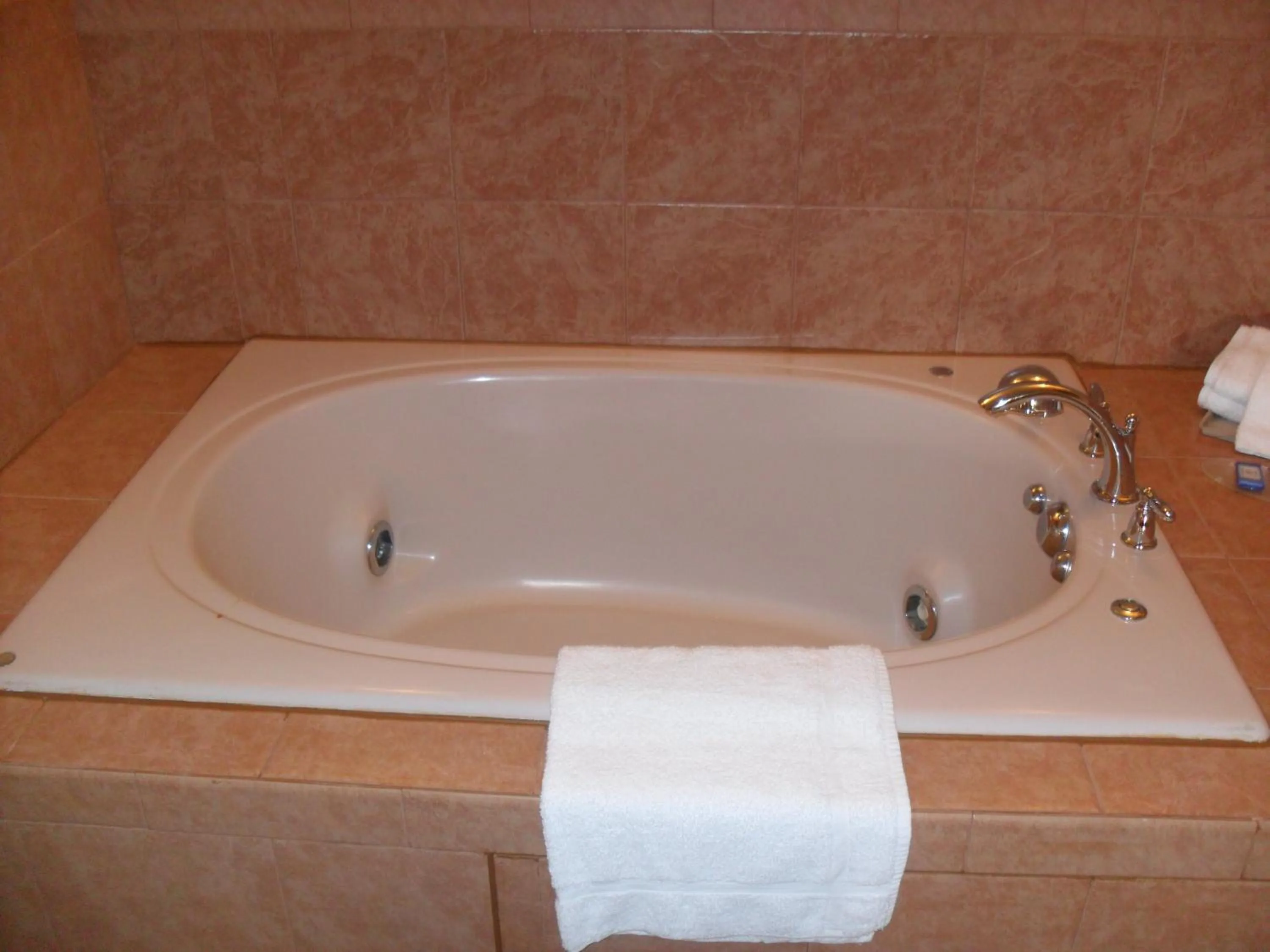 Hot Tub in Newport News Inn