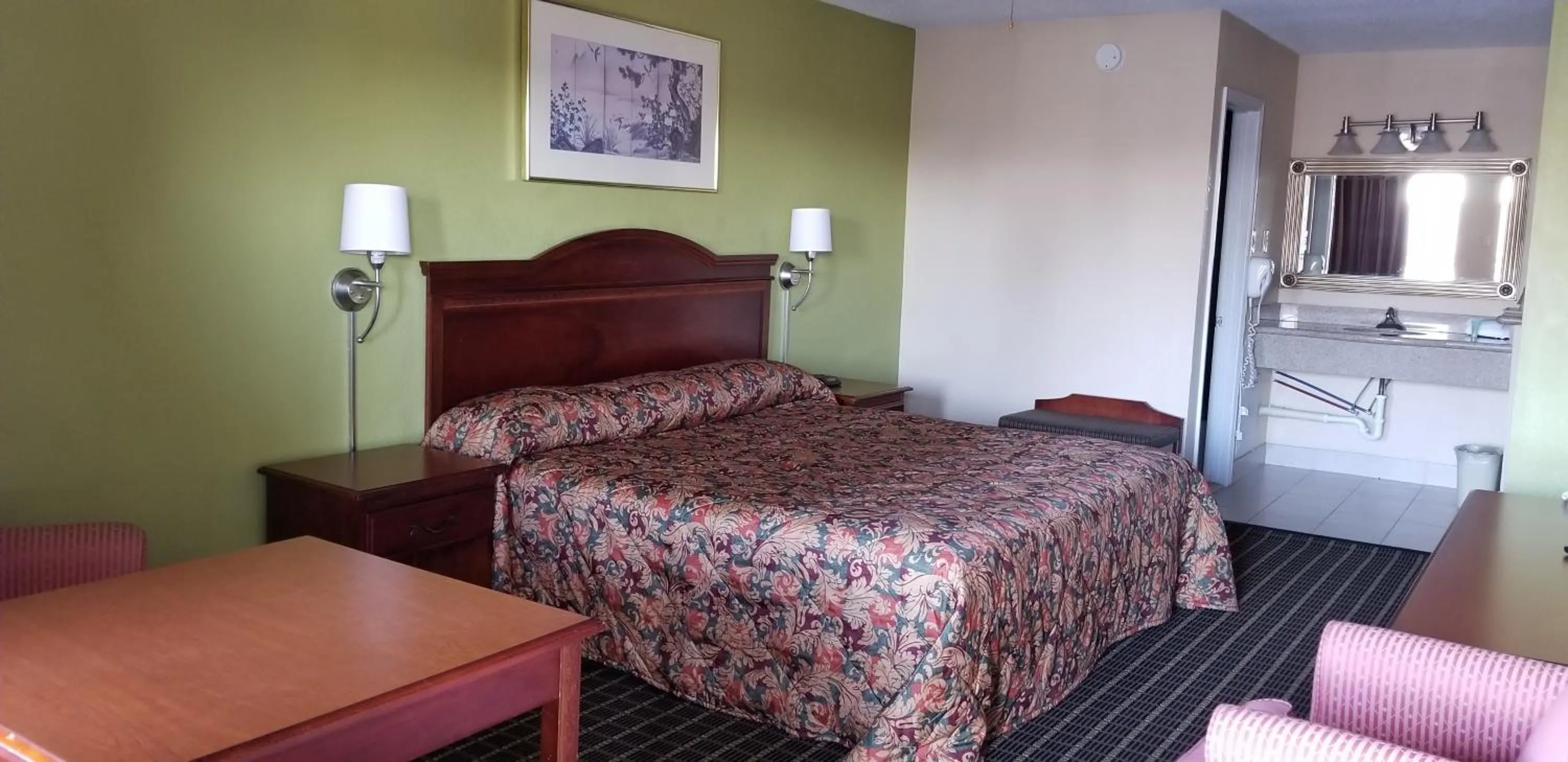 Photo of the whole room, Bed in Newport News Inn