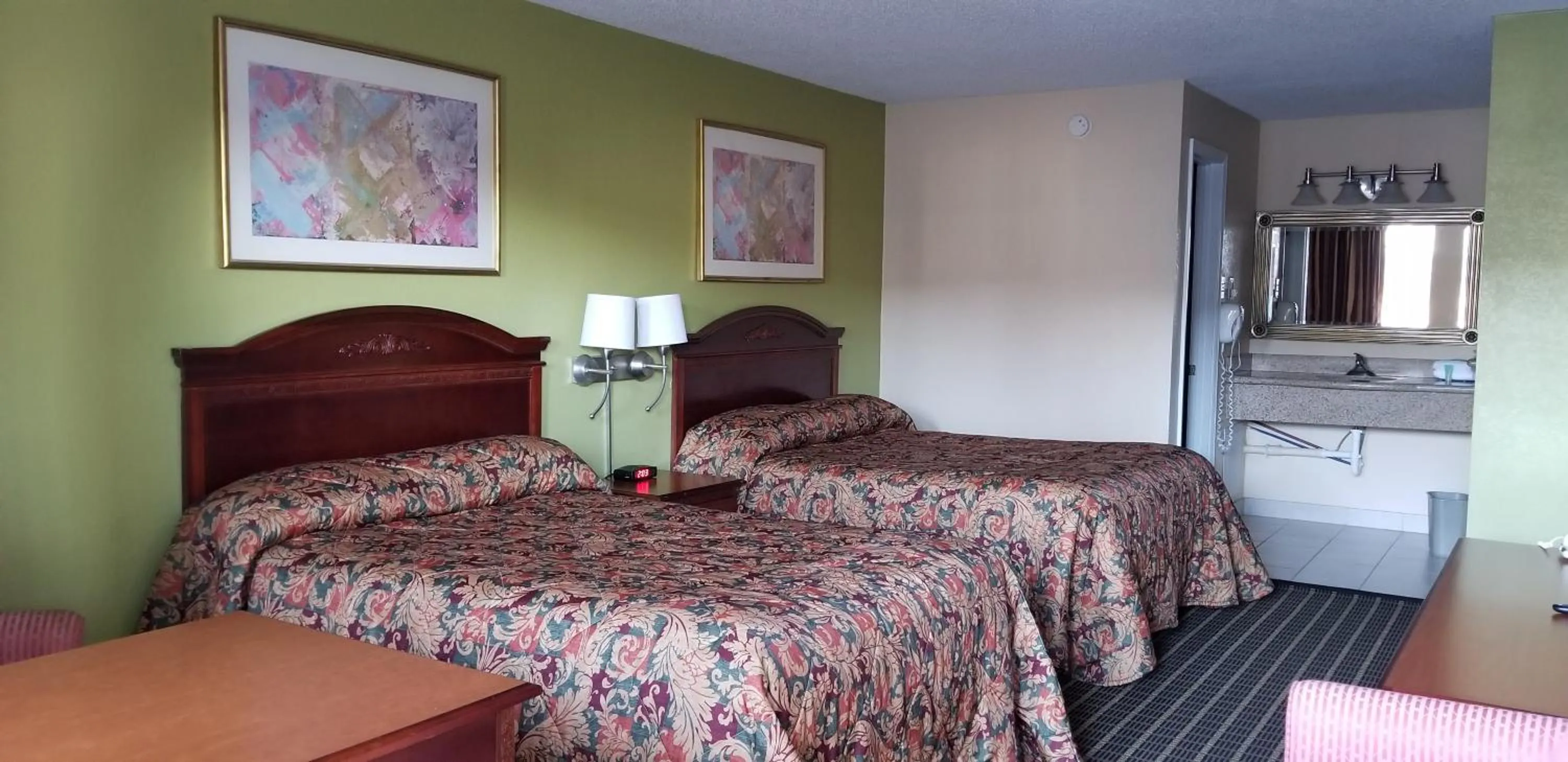 Photo of the whole room, Bed in Newport News Inn