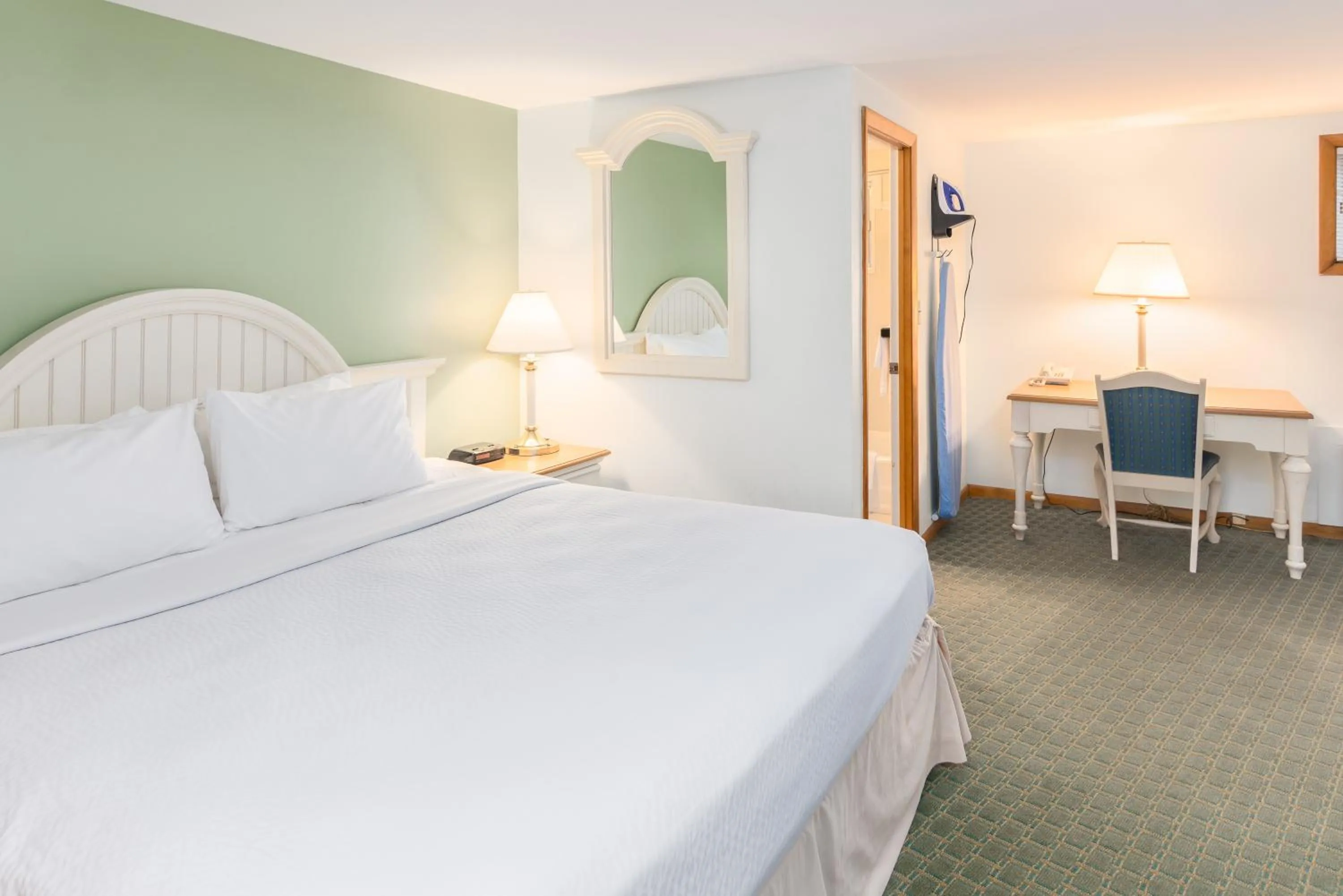 Photo of the whole room, Bed in Ocean Park Inn Cape Cod