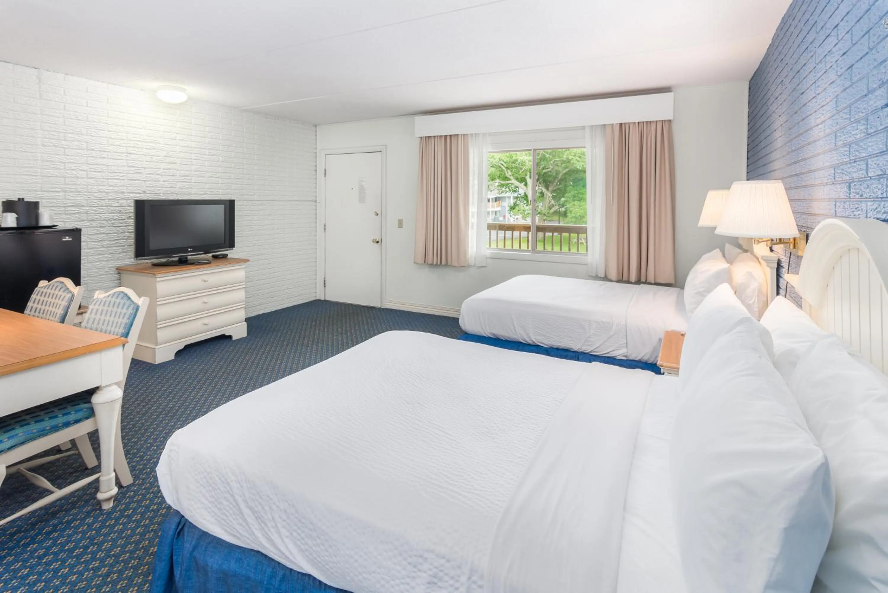 Communal lounge/ TV room, Bed in Ocean Park Inn Cape Cod