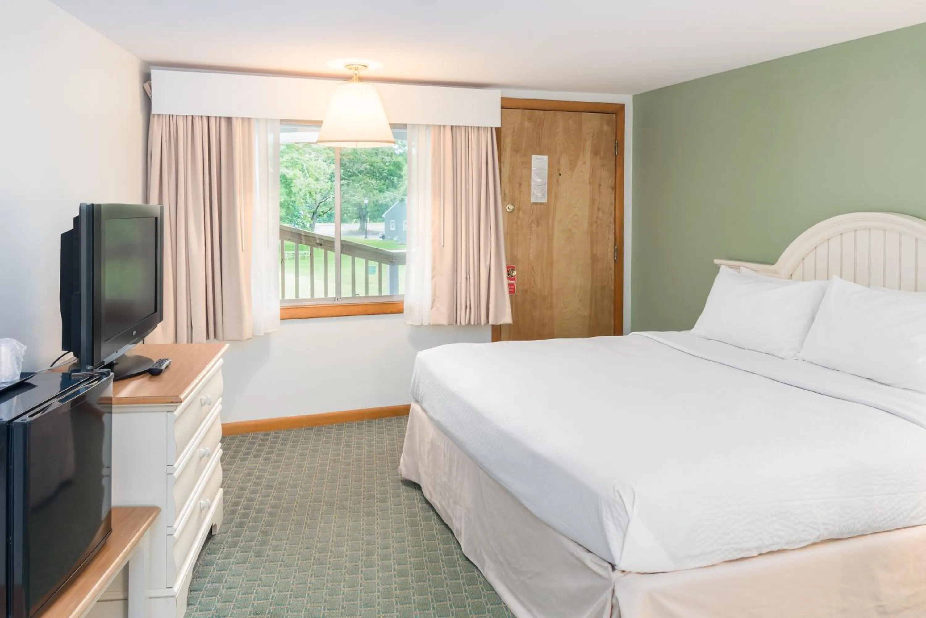 TV and multimedia, Bed in Ocean Park Inn Cape Cod