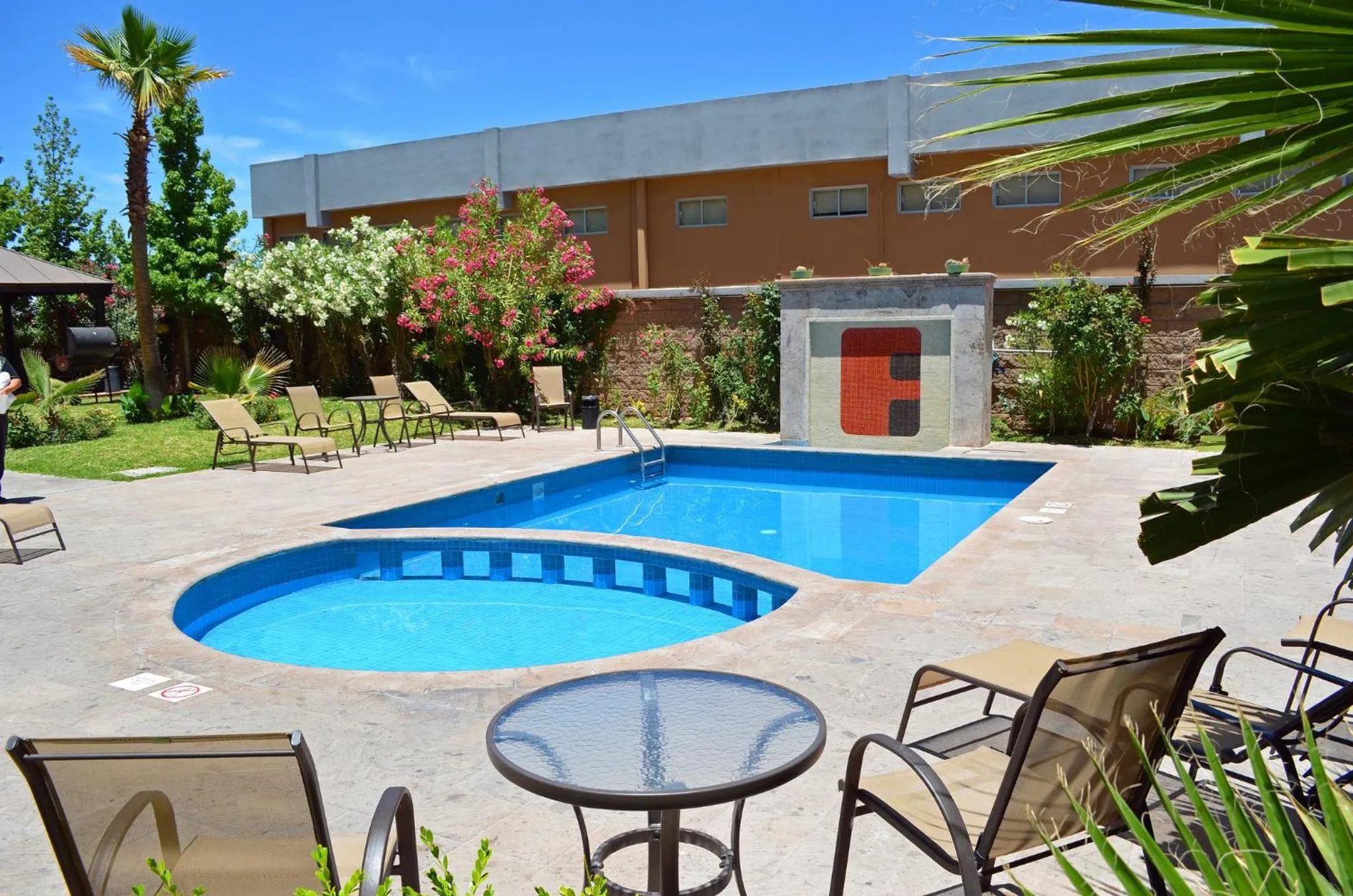 Swimming pool in Fiesta Inn Nogales