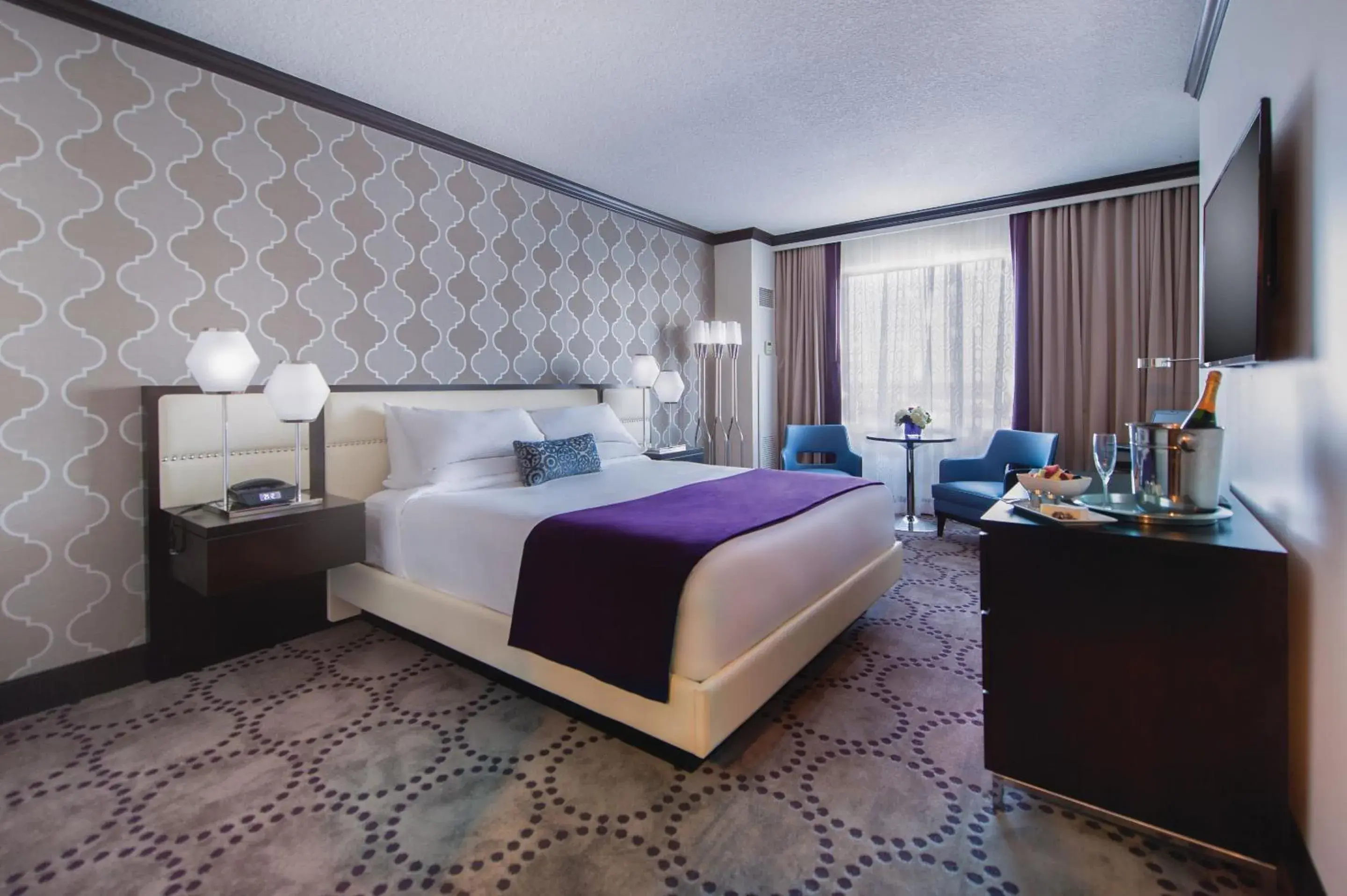 Deluxe King Room in Harrah's Gulf Coast, A Caesars Destination Deluxe King Room in Harrah's Gulf Coast, A Caesars Destination
