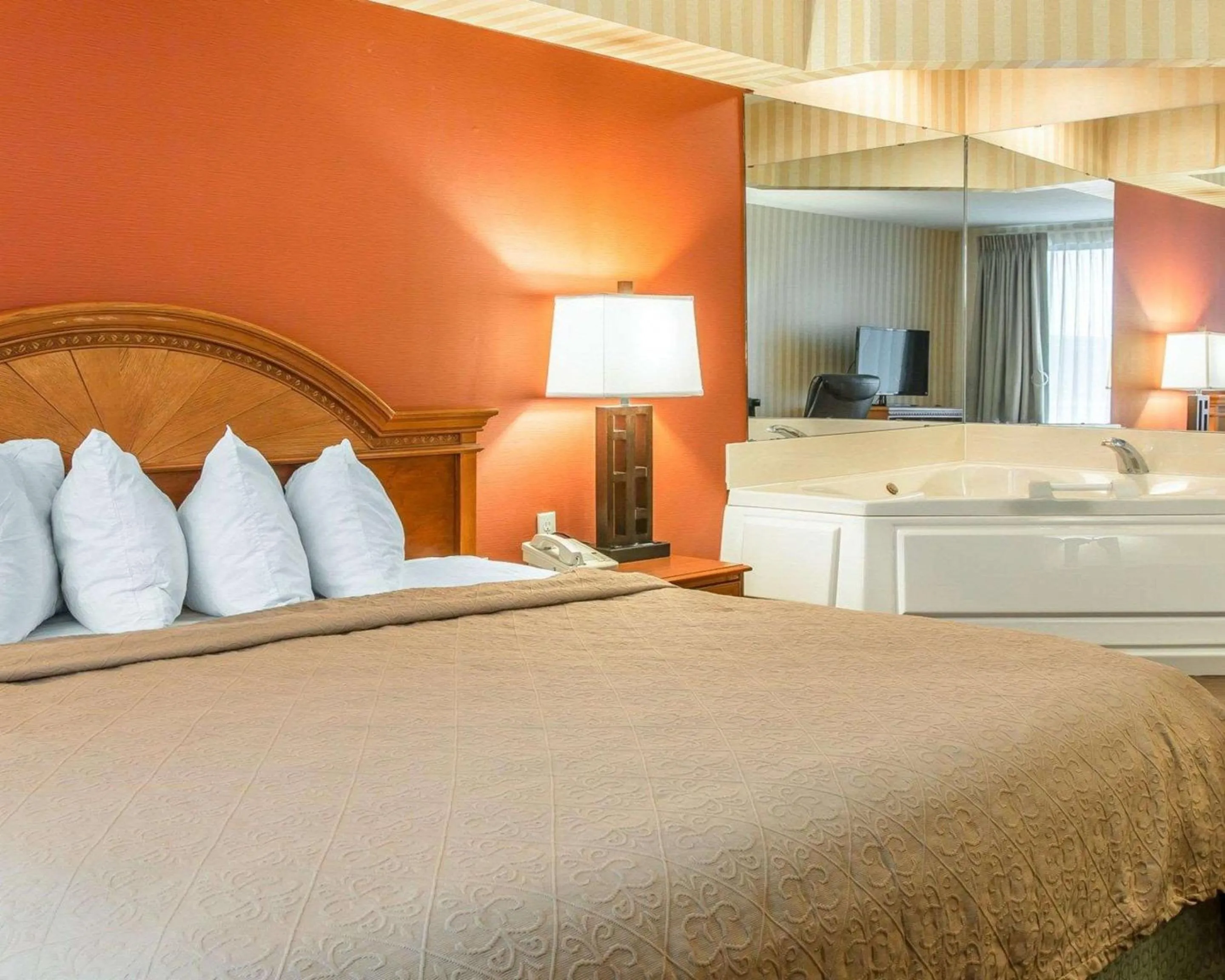 Bedroom, Bed in Quality Inn Gaylord