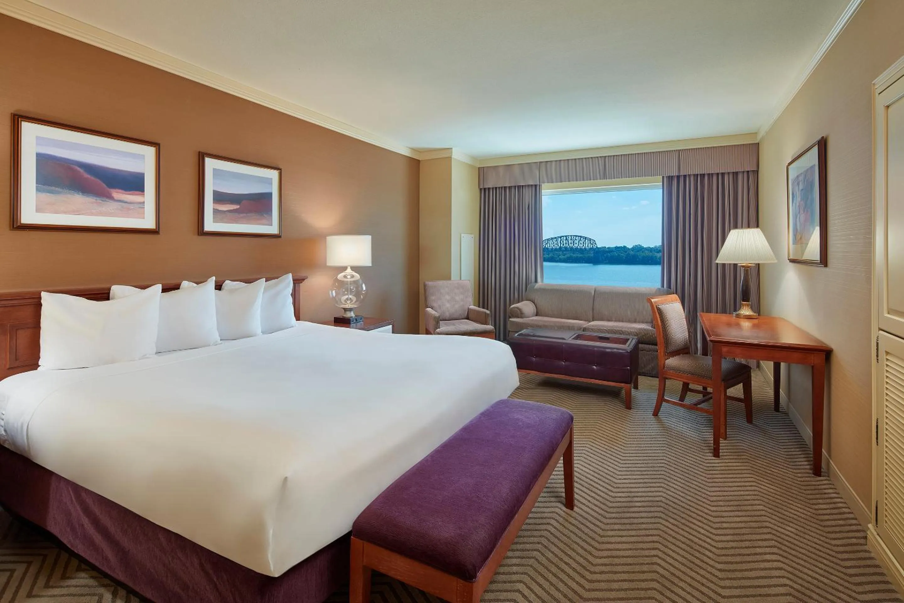 River view, Bed in Harrah's Metropolis, A Caesars Destination